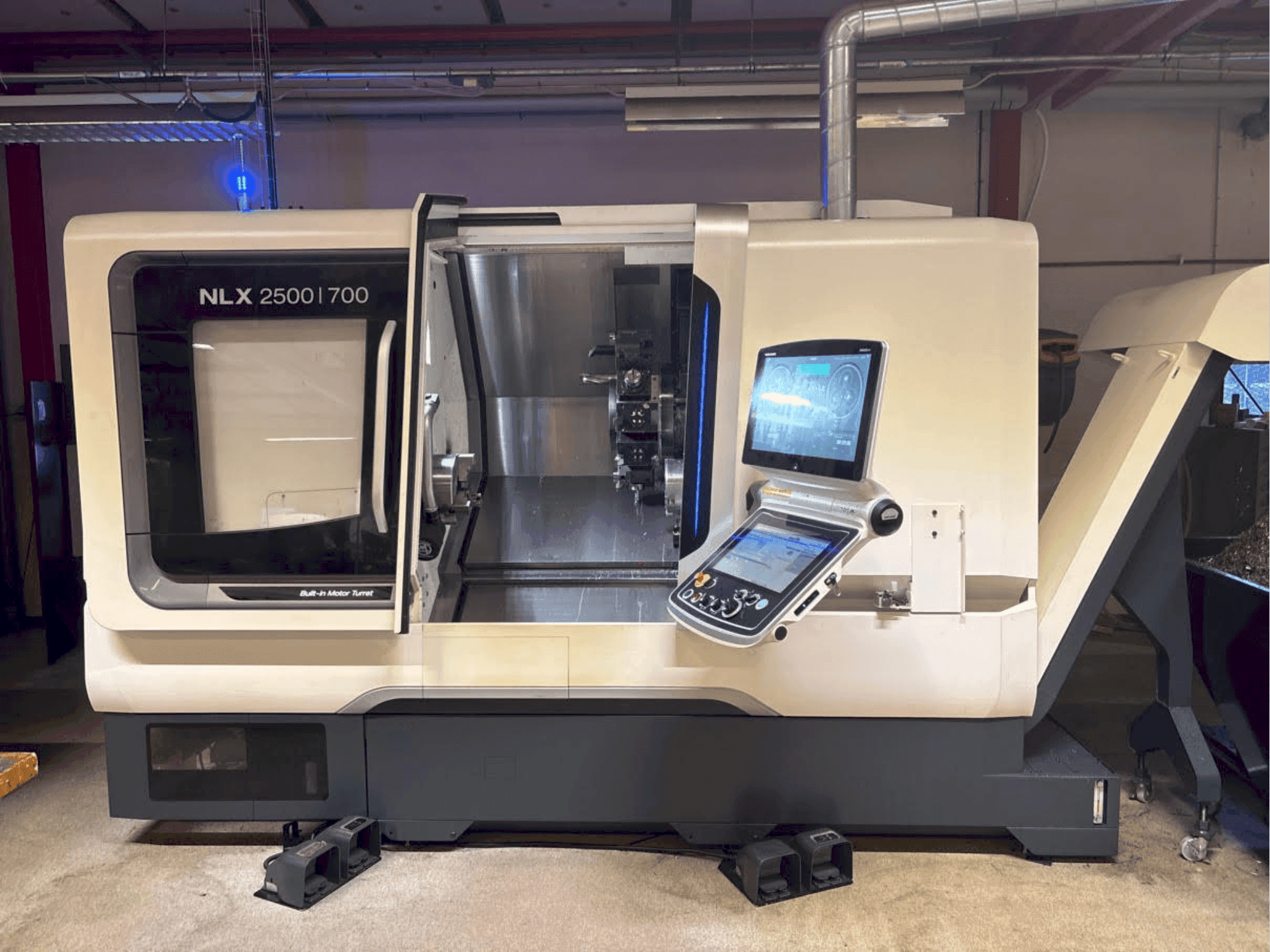 A DMG MORI NLX 2500-700 SY gép elölnézete
