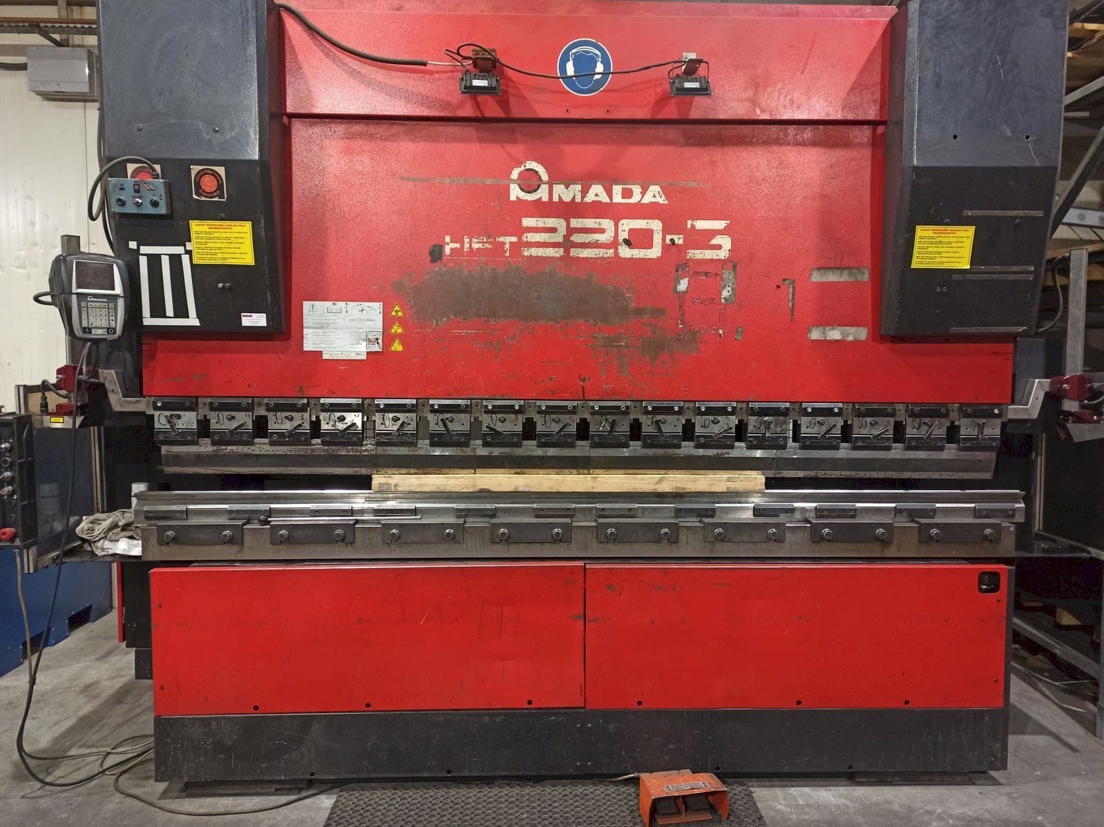 A AMADA HFT 220-3 gép elölnézete