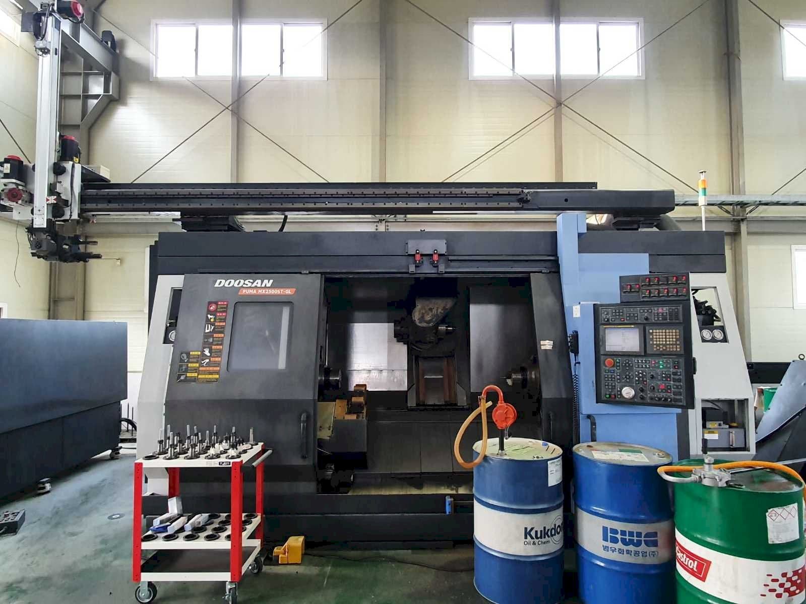 A Doosan Puma MX2500ST-GL gép elölnézete