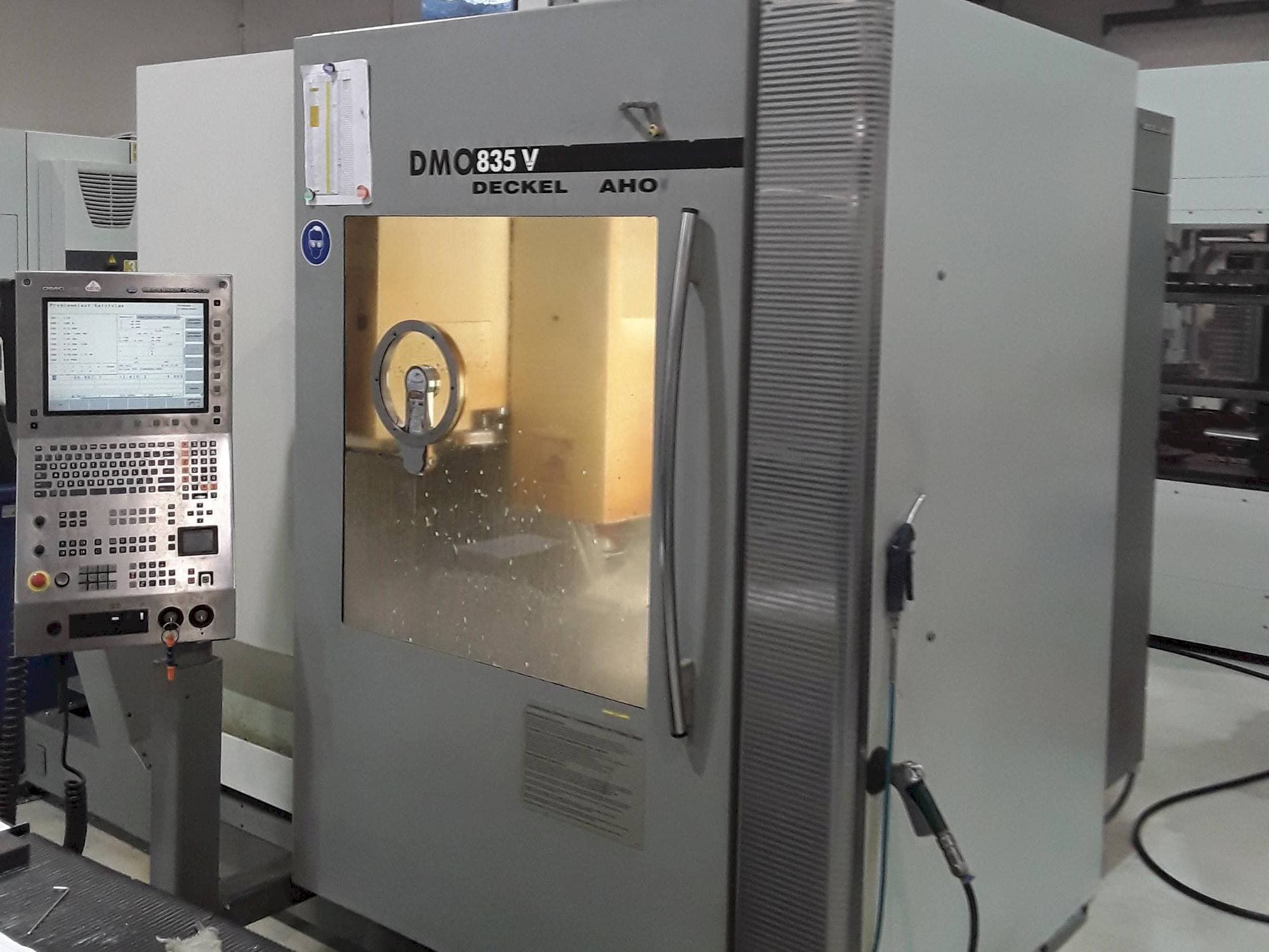 A DECKEL MAHO DMC 835 V  gép elölnézete