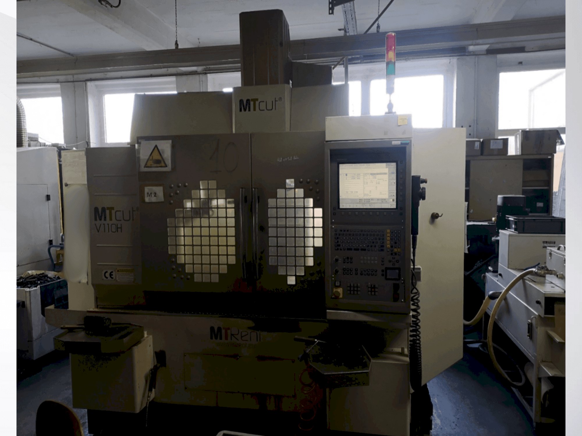 A MTcut V110H gép elölnézete