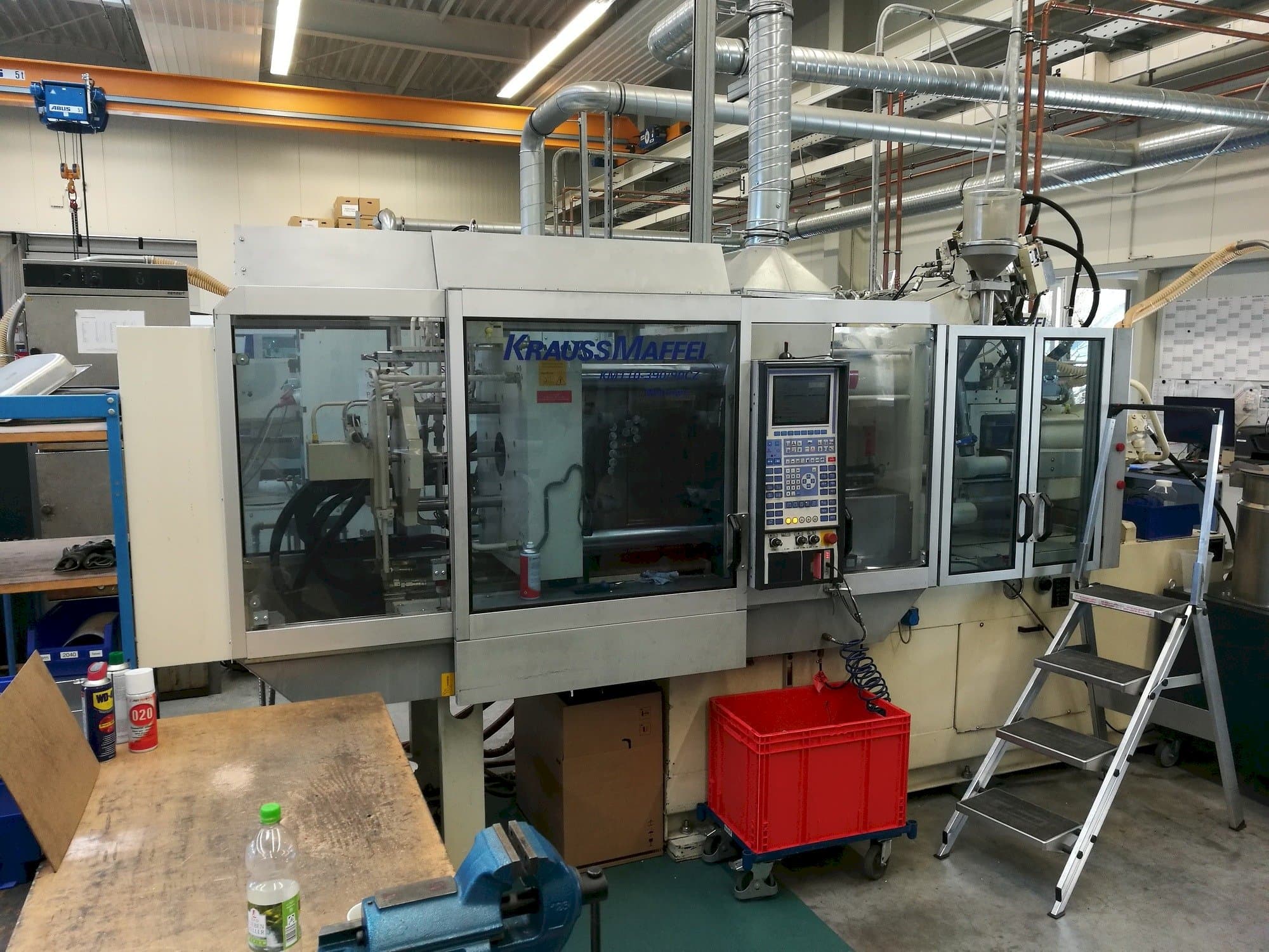 A Krauss Maffei 110-390/90 CZ gép elölnézete