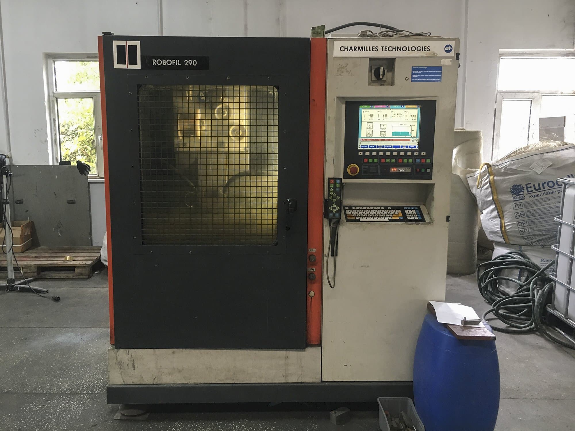 A CHARMILLES ROBOFIL 290  gép elölnézete
