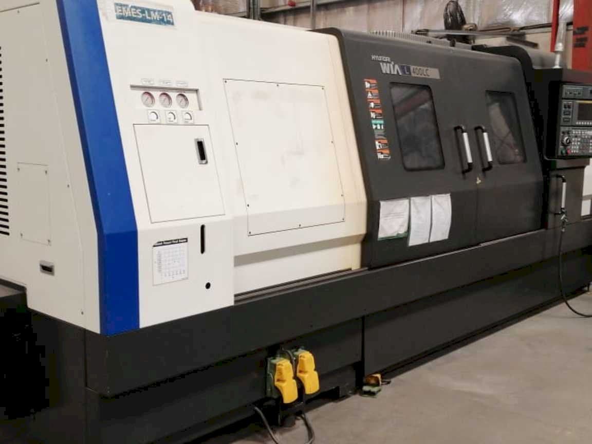 A Hyundai Wia L400LC gép elölnézete