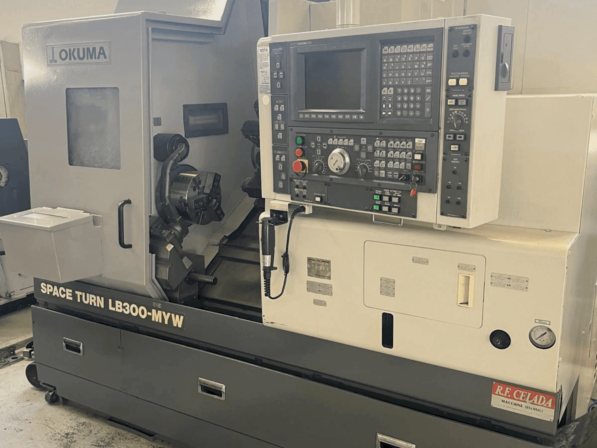 A Okuma SPACE TURN LB 300 MYW gép elölnézete