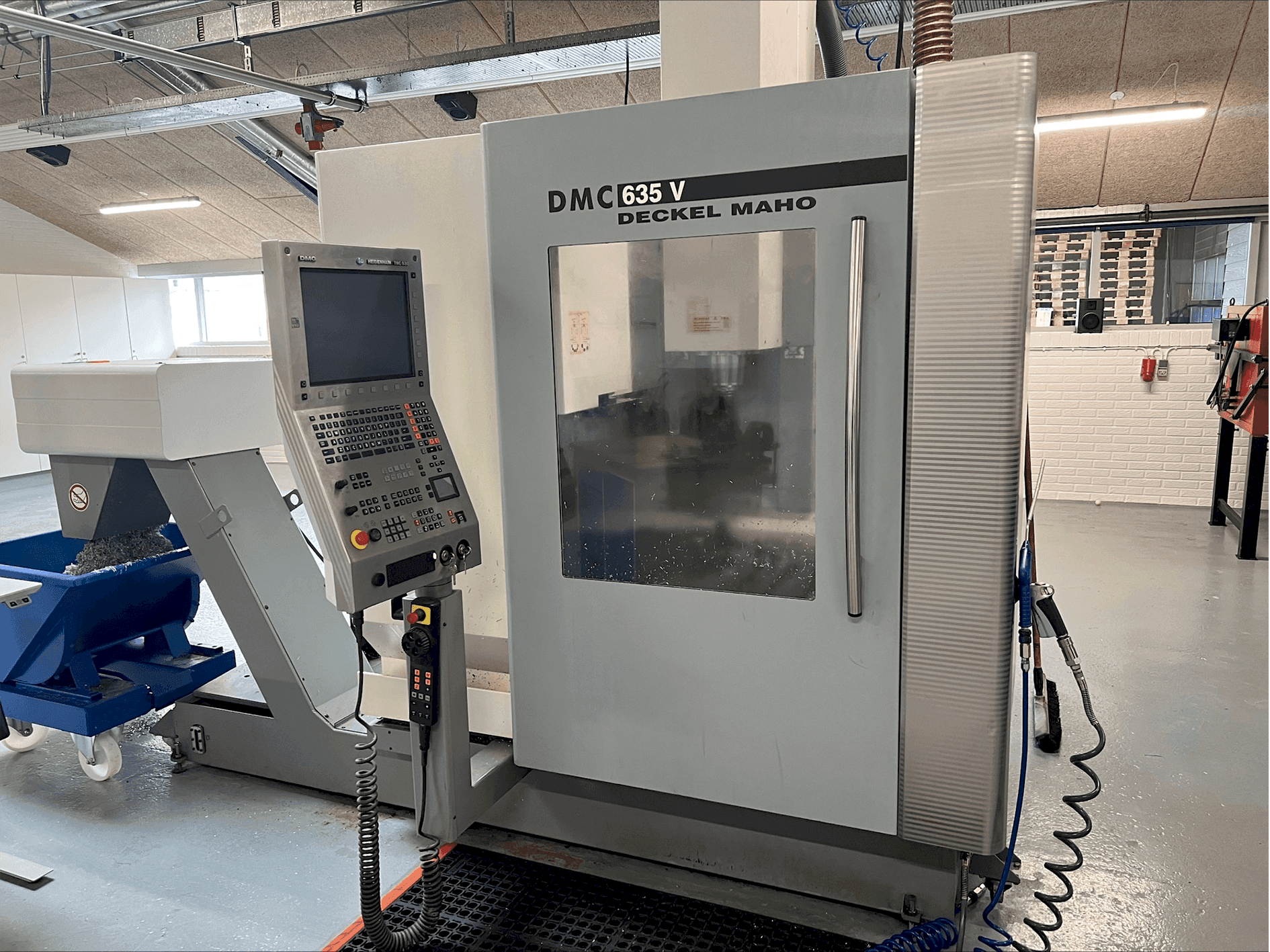 A DMG MORI DMC 635V  gép oldalnézete