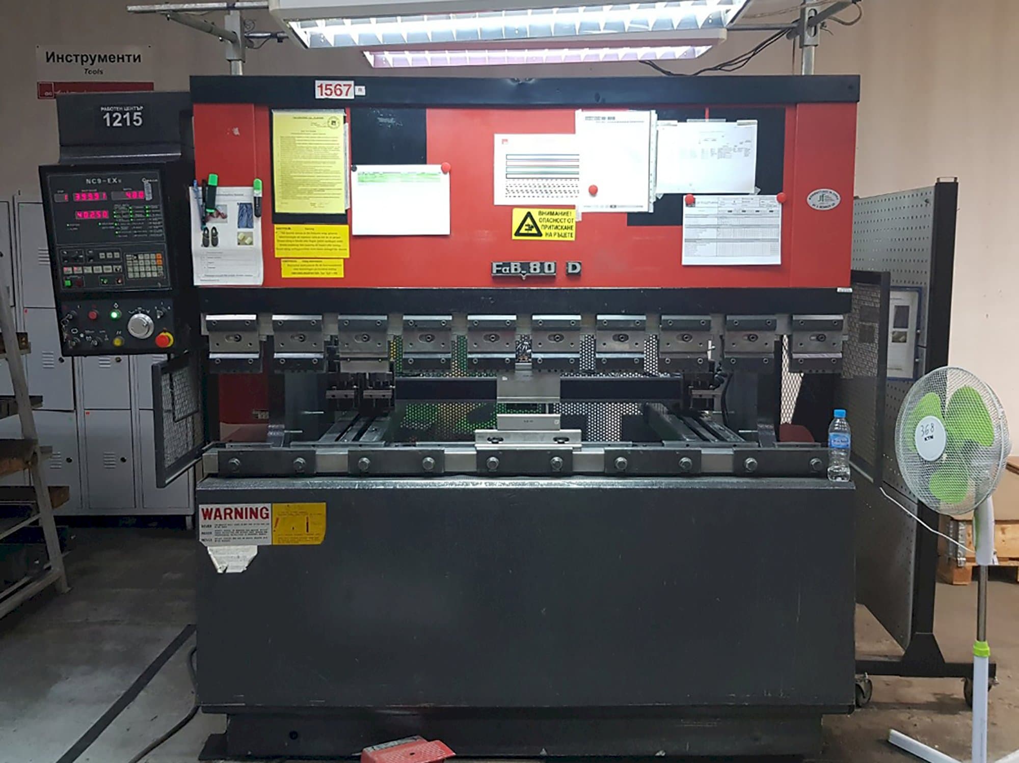 A AMADA FBD 8020E gép elölnézete