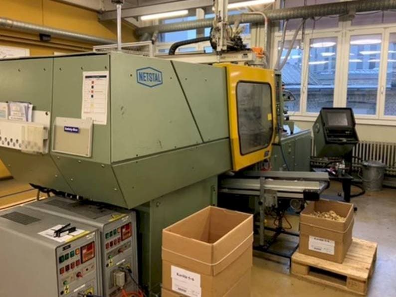 A Netstal Synergy 600-110 gép elölnézete