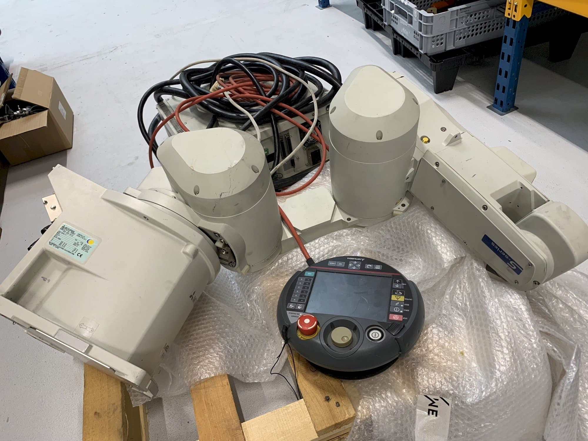 A Mitsubishi Melfa RV 6S gép elölnézete