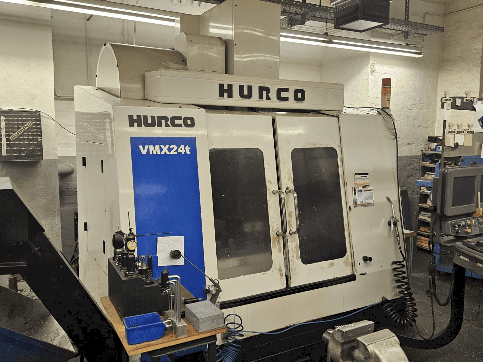 A Hurco VMX 24t gép elölnézete