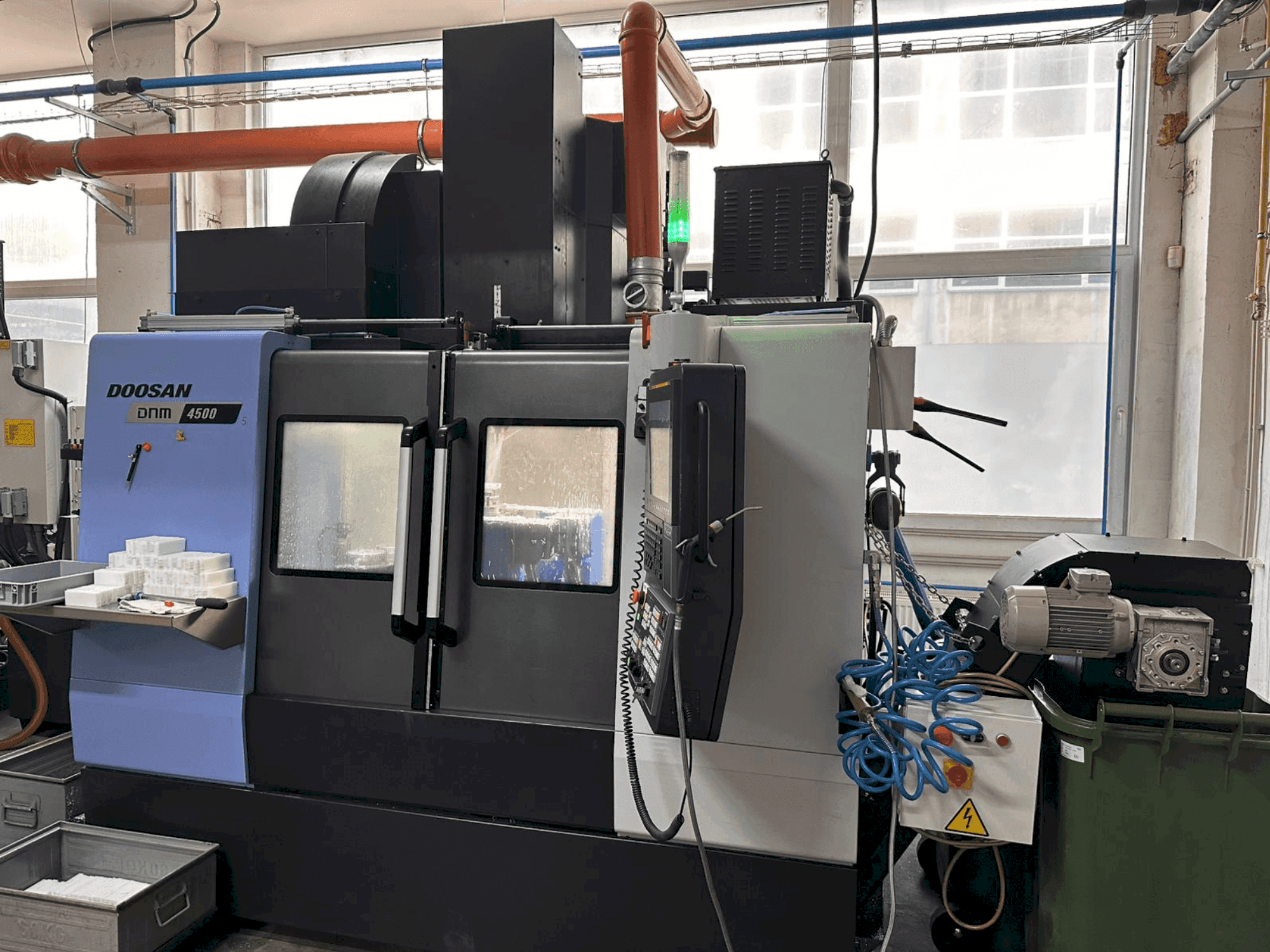 A DOOSAN DNM 4500 gép elölnézete