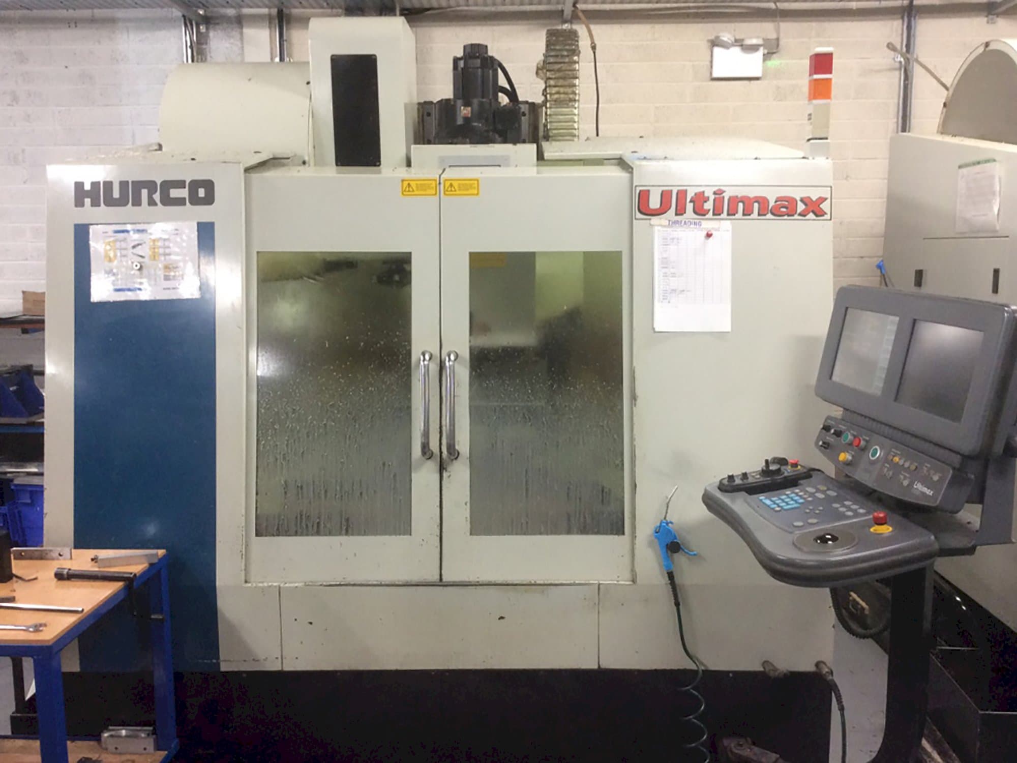 A Hurco Ultimax VMX30 gép elölnézete