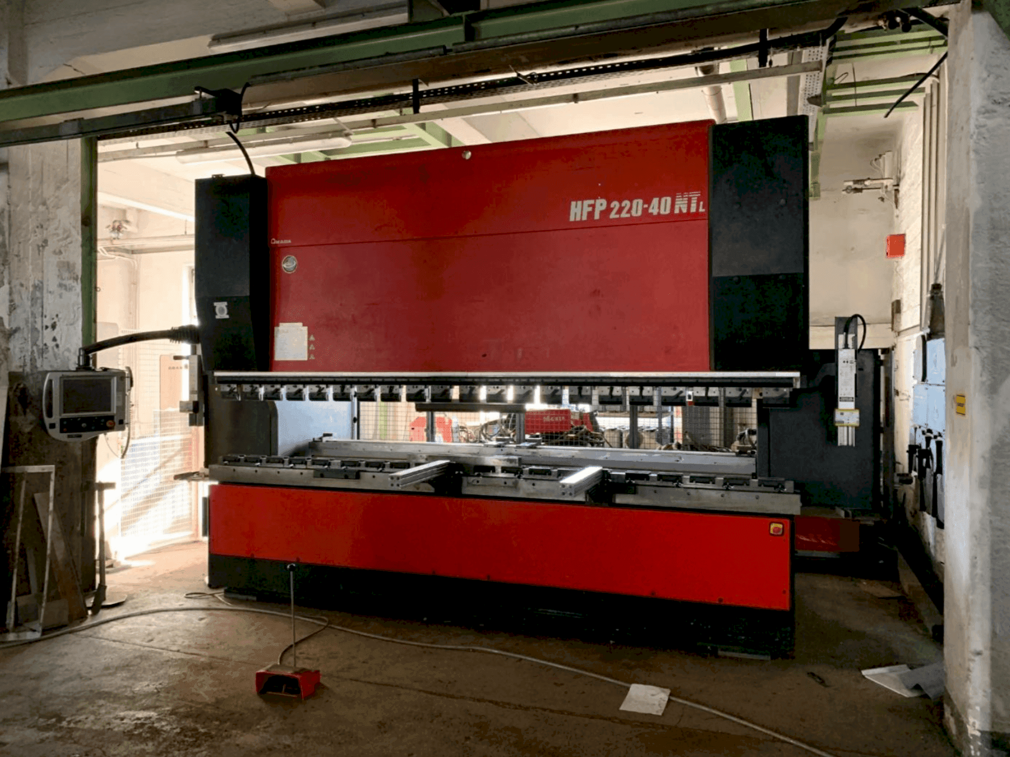 A AMADA HFP NT 220-4L gép elölnézete