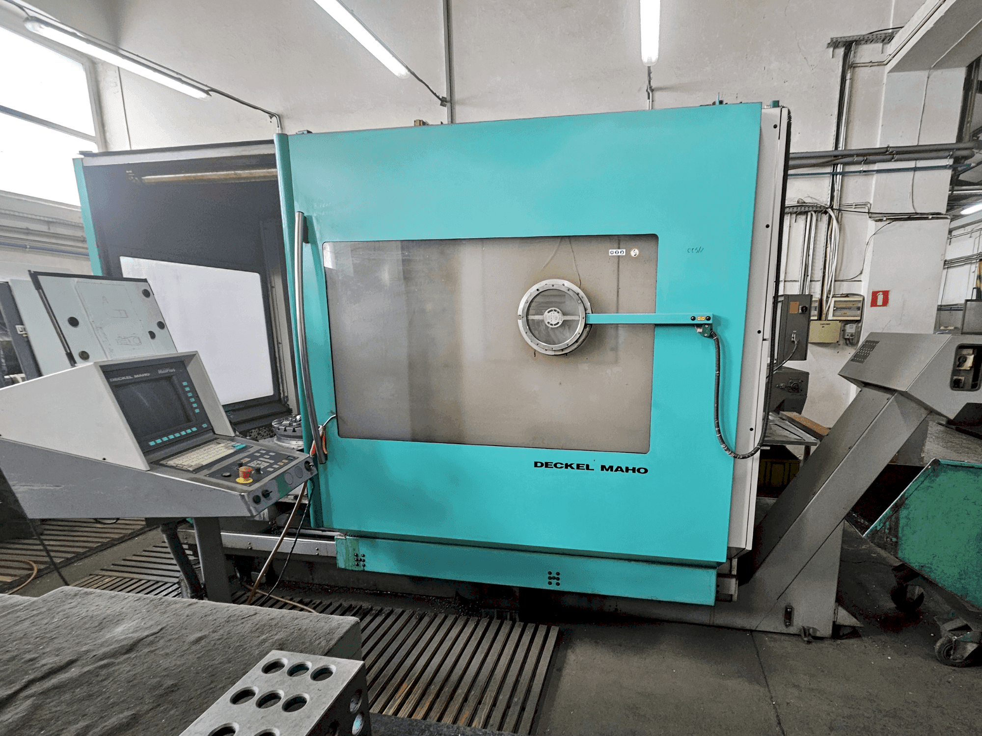 A DECKEL MAHO DMU 60P gép elölnézete