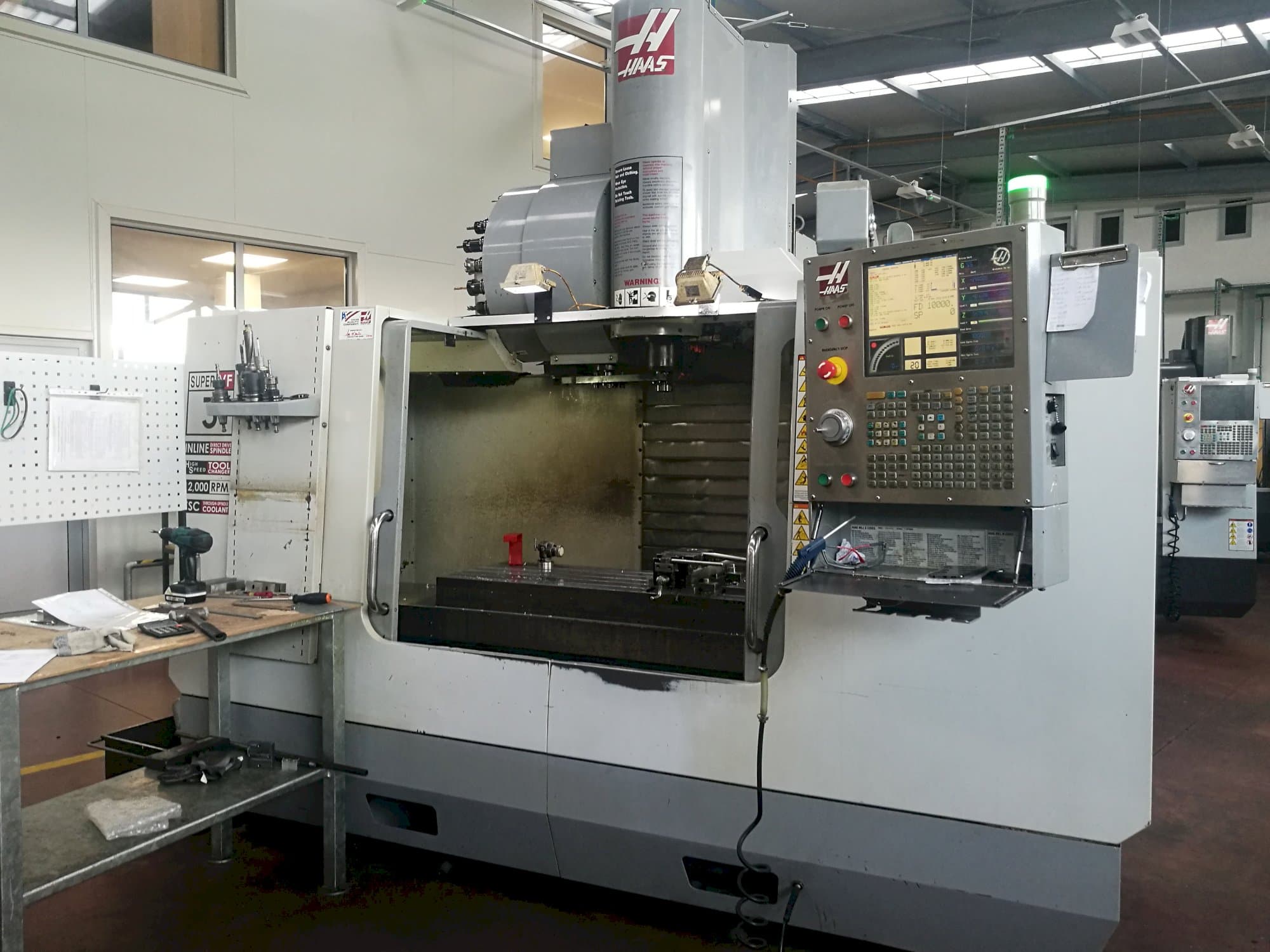 A HAAS VF-3SSHE gép elölnézete