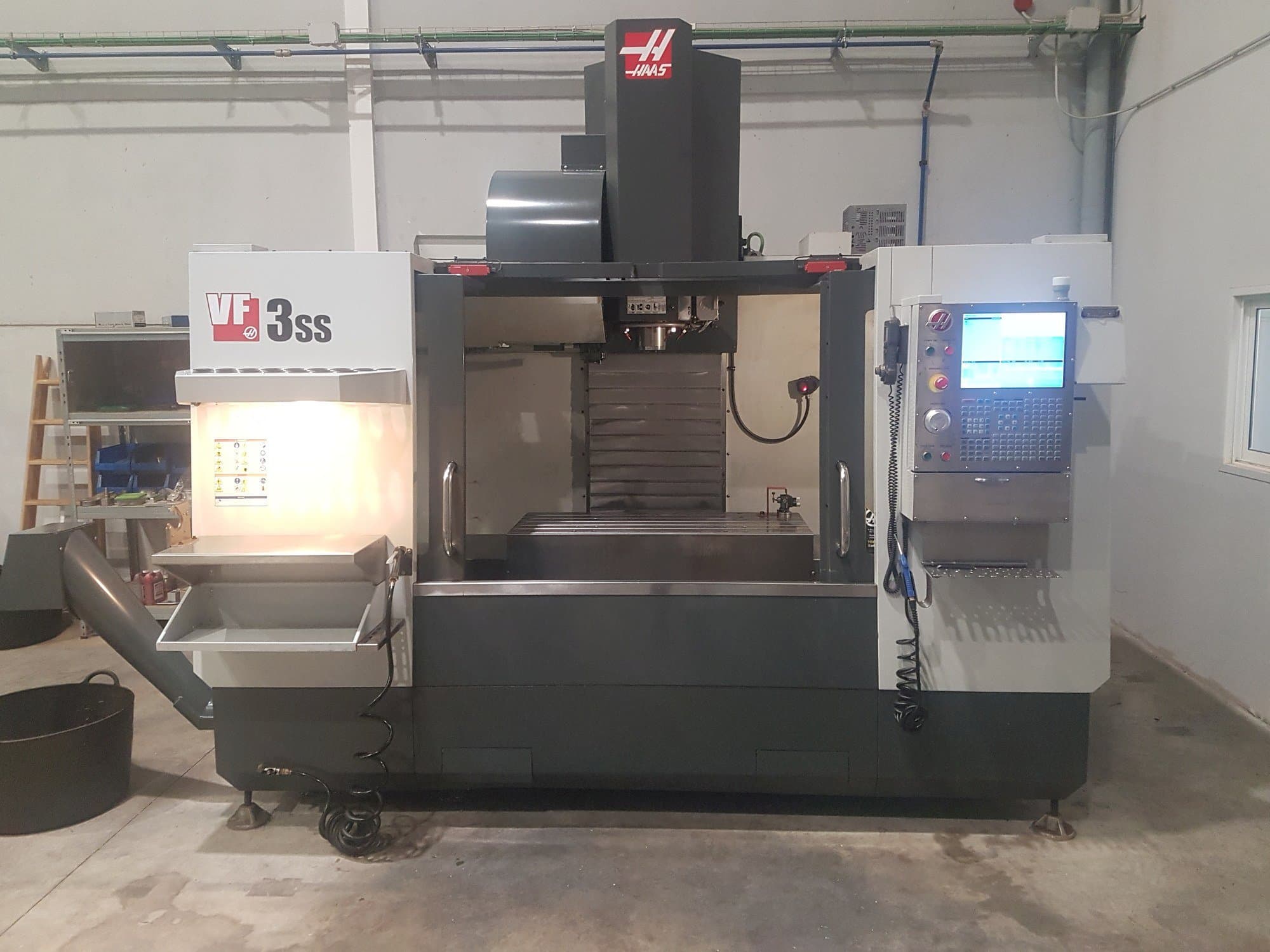 A HAAS VF- 3SS gép elölnézete