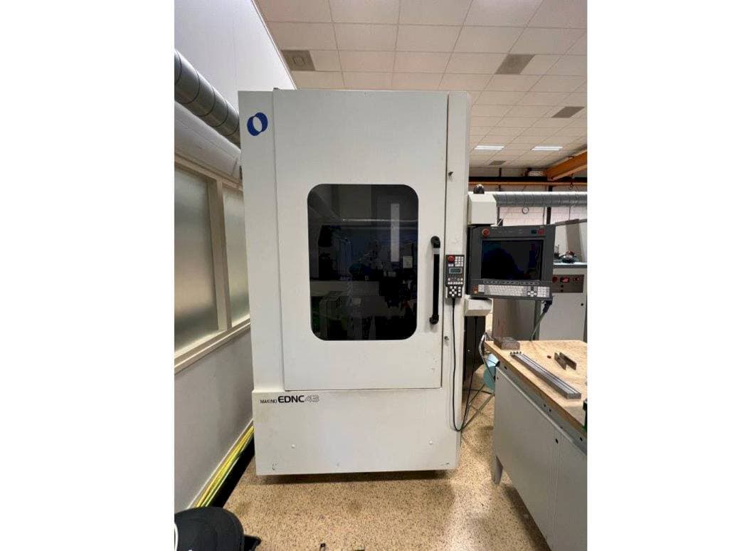 A Makino EDNC 43 gép elölnézete