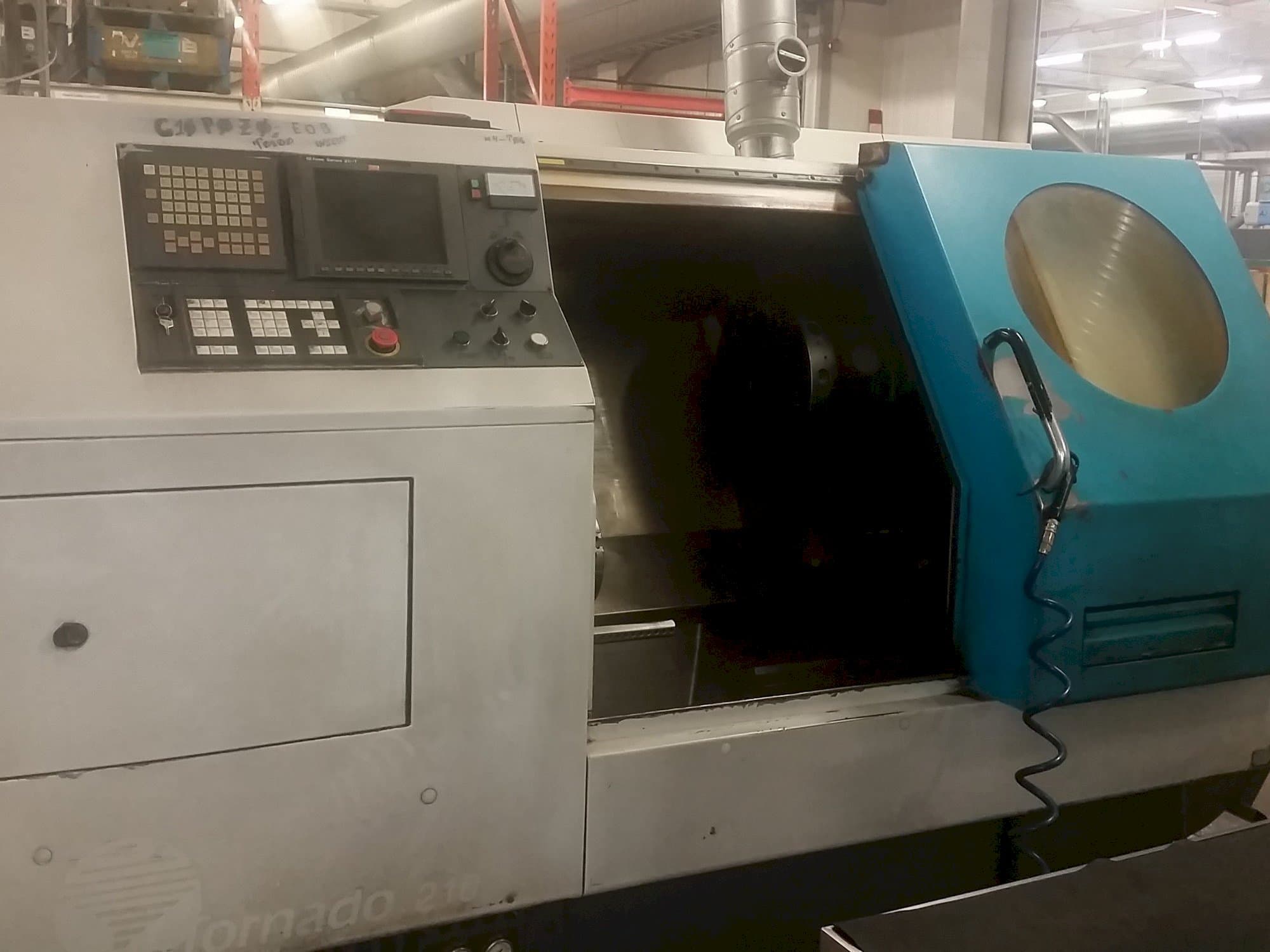 A 600 Lathes Tornado 210 gép elölnézete