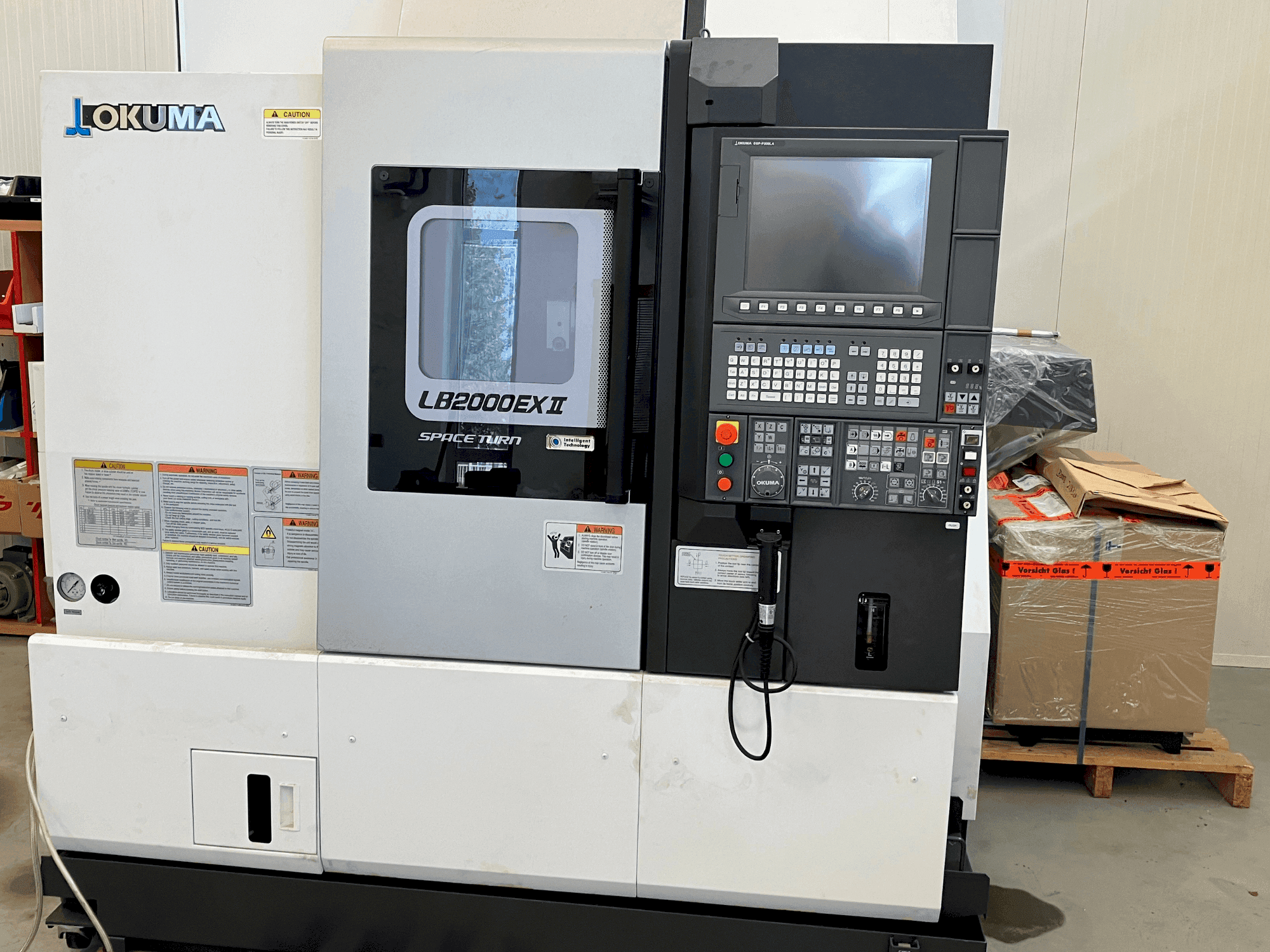 A Okuma LB2000 EX II (2018) gép elölnézete