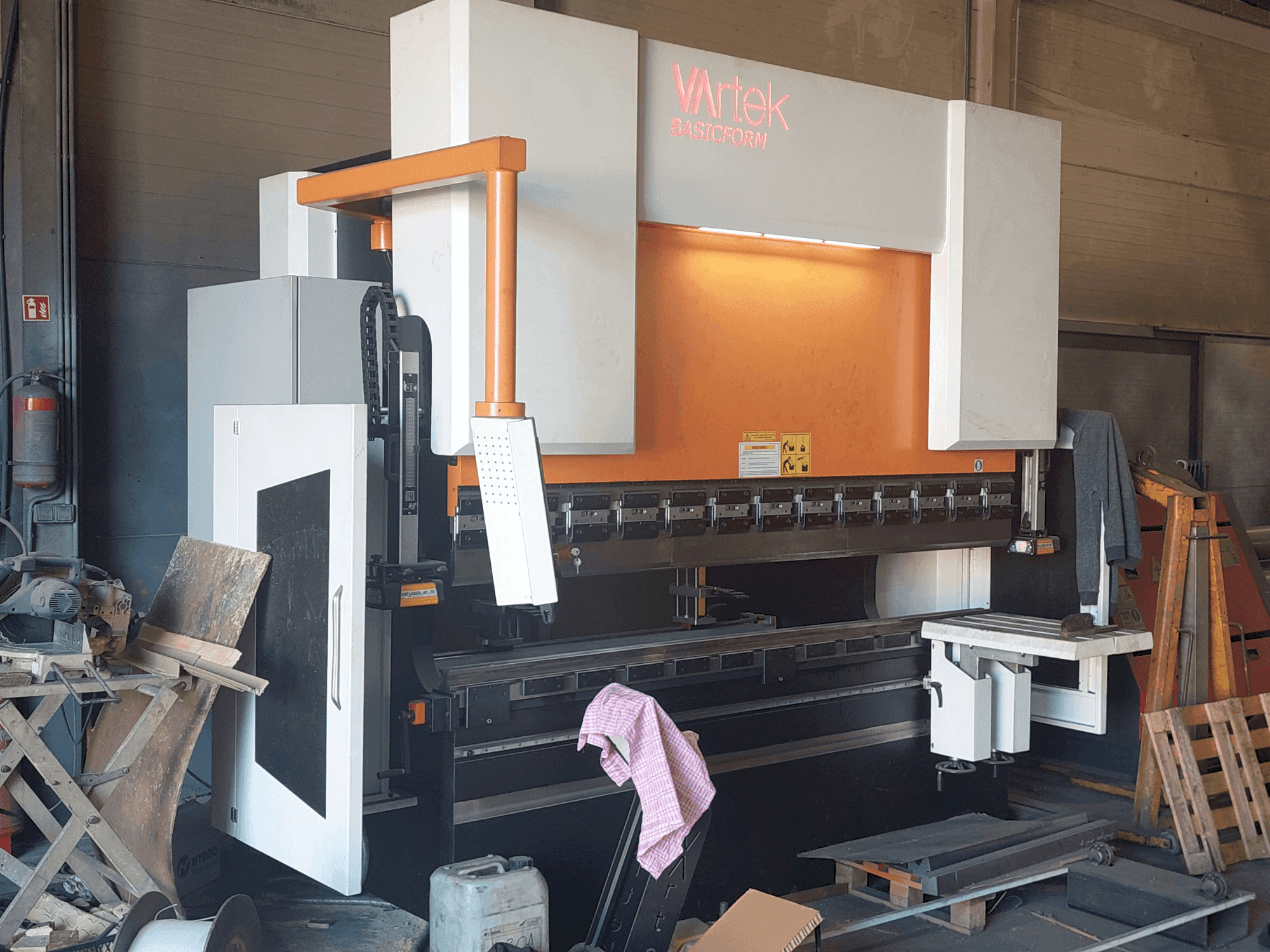 A VARTEK BasicForm 2600 / 135 CNC gép elölnézete