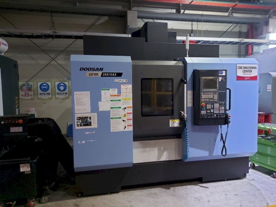 A Doosan DNM350/5AX gép elölnézete