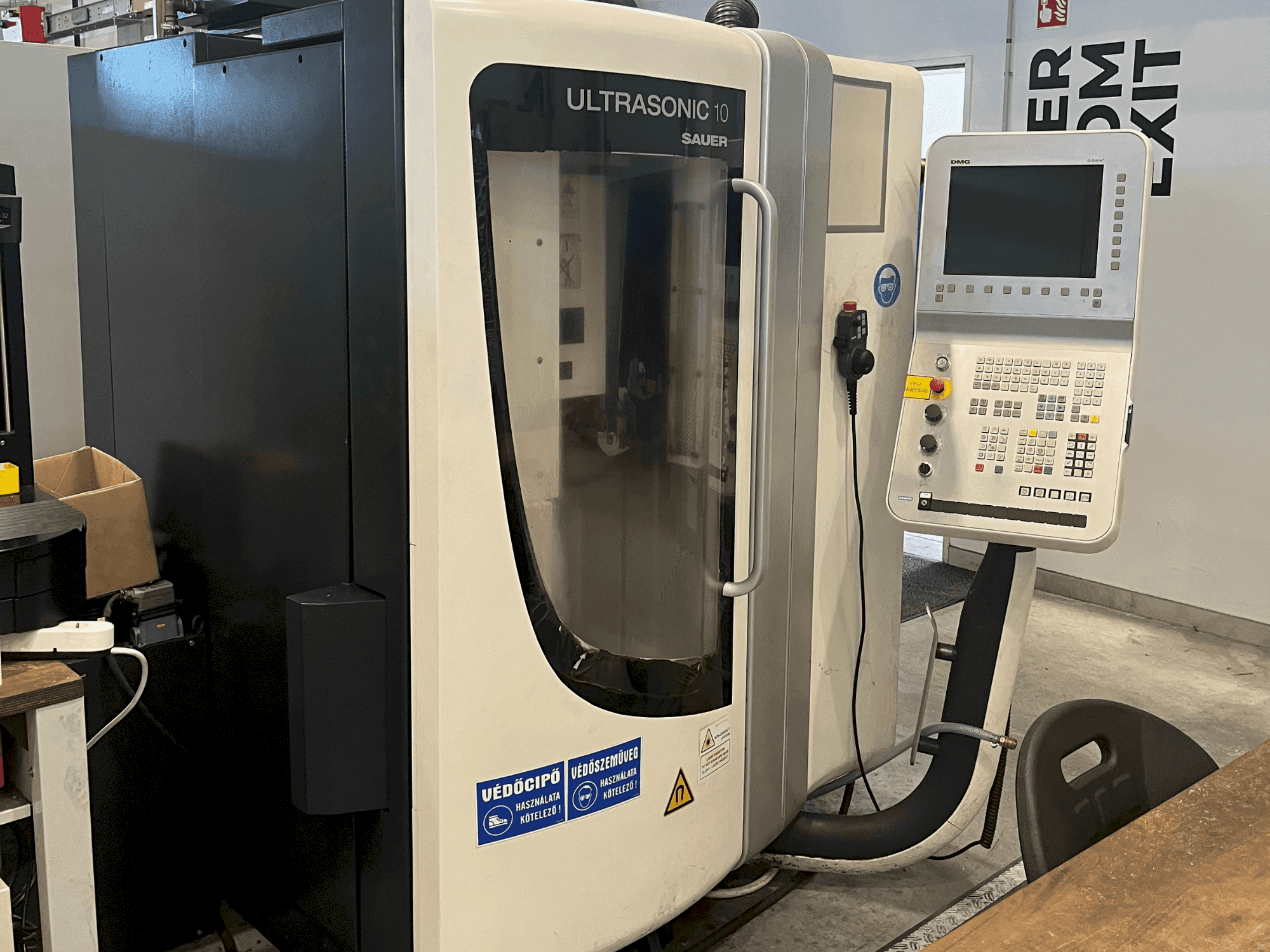 A DMG ULTRASONIC 10 gép elölnézete