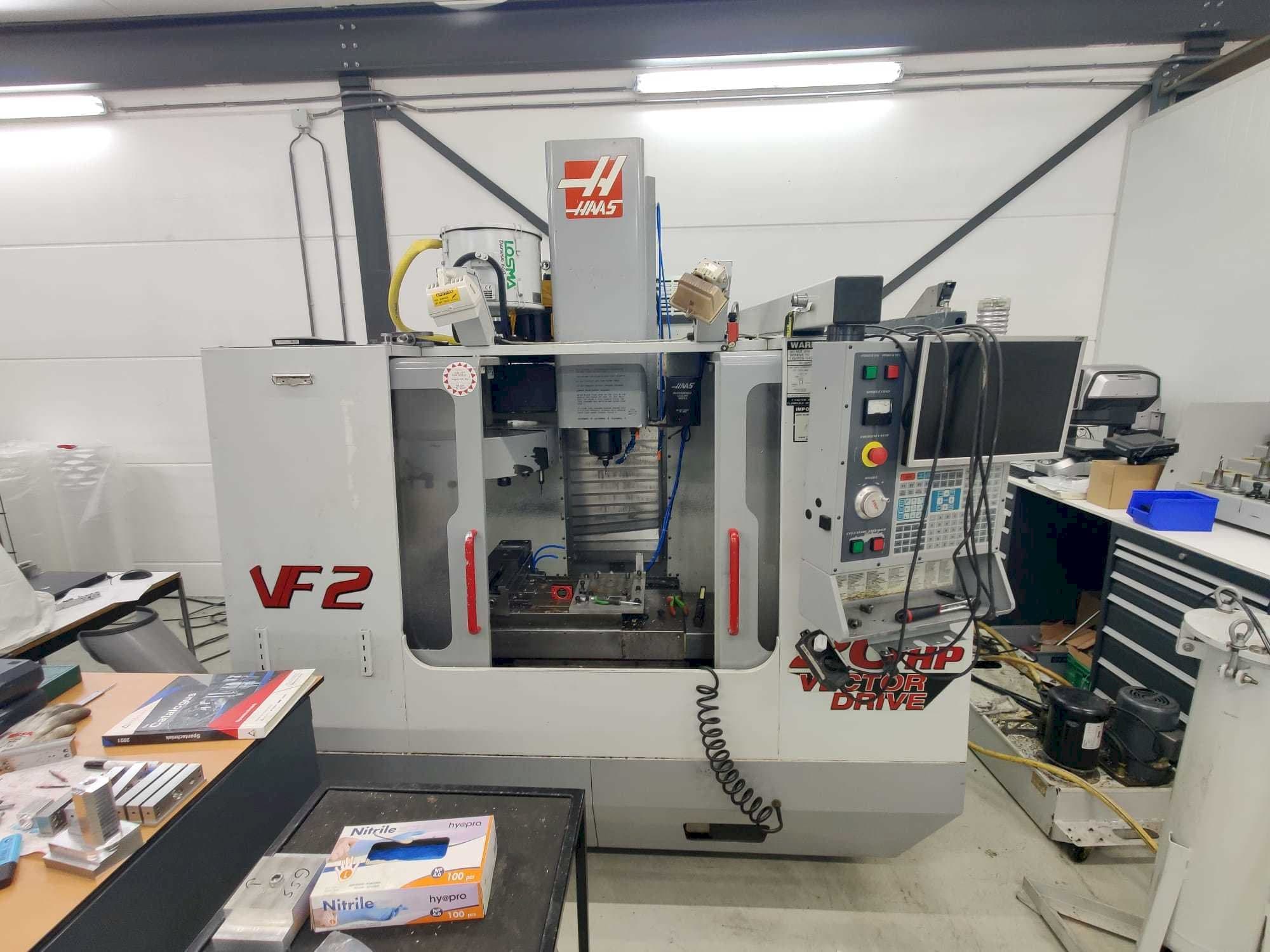 A HAAS VF2HE gép elölnézete