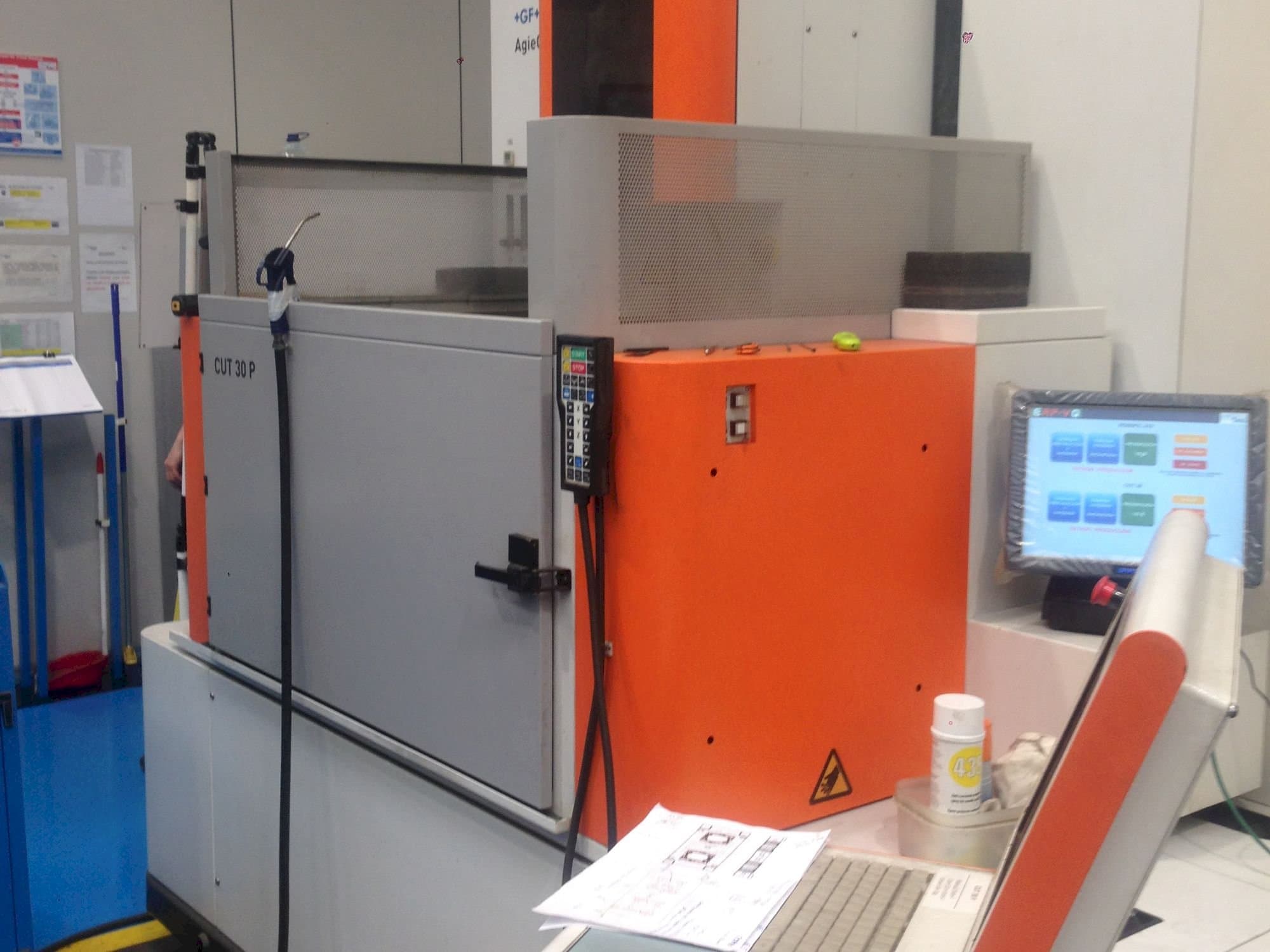 A CHARMILLES CUT 30P gép elölnézete