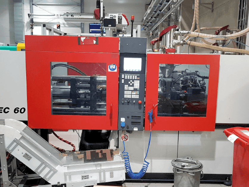 A FERROMATIK MILACRON 600-355 K-TEC  gép elölnézete