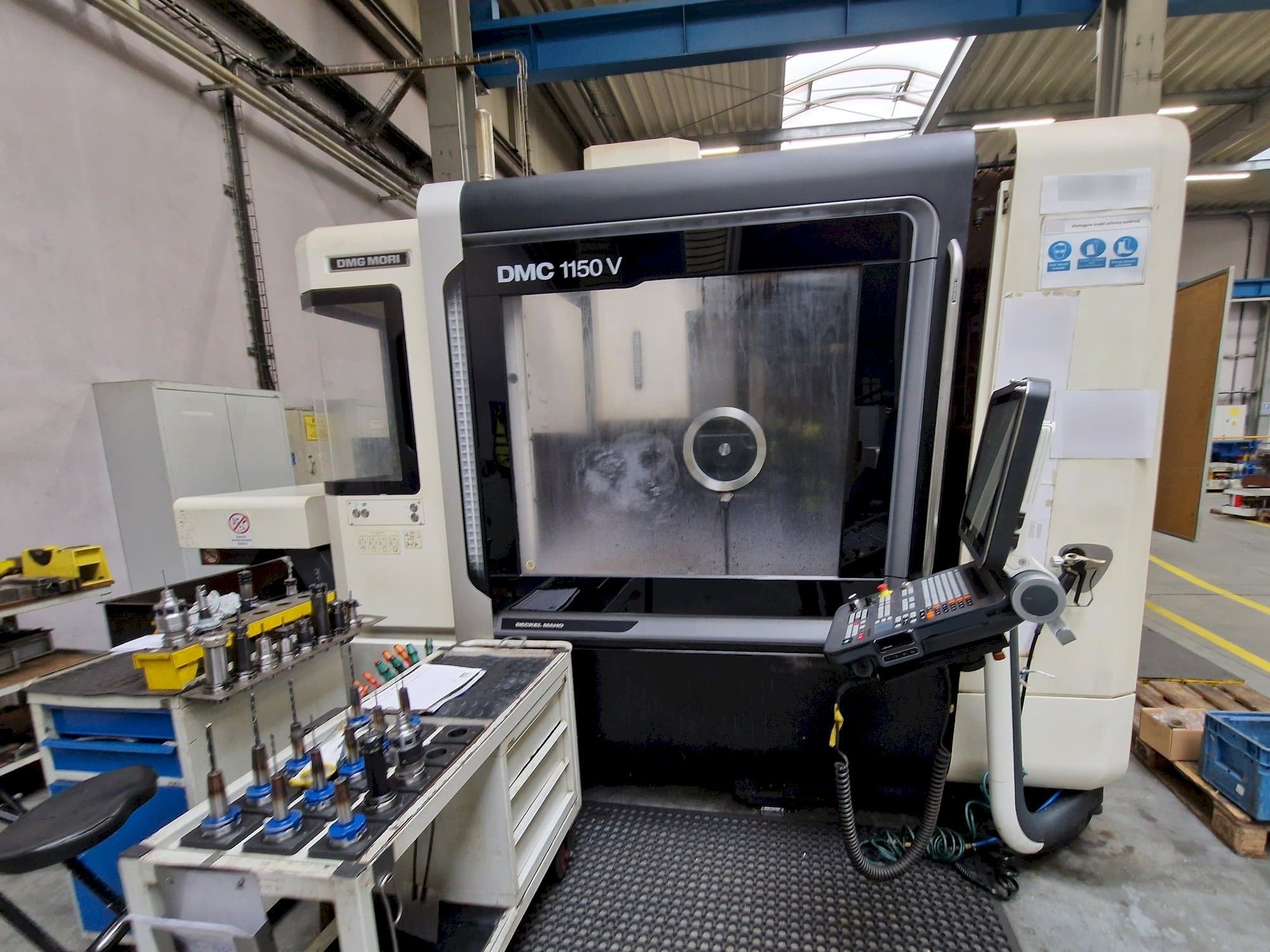 A DMG MORI DMC 1150 V gép elölnézete