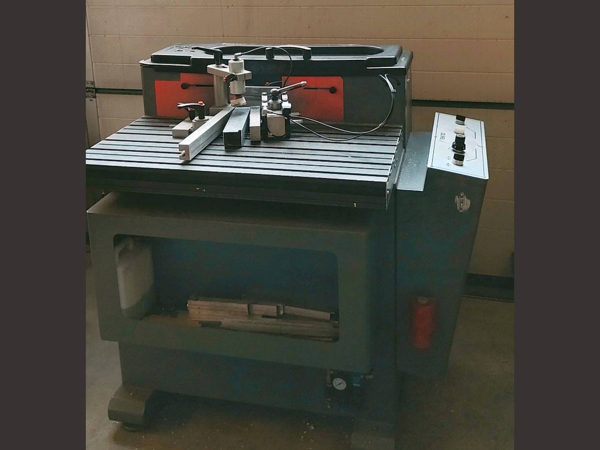 A Tekna TK661 gép oldalnézete