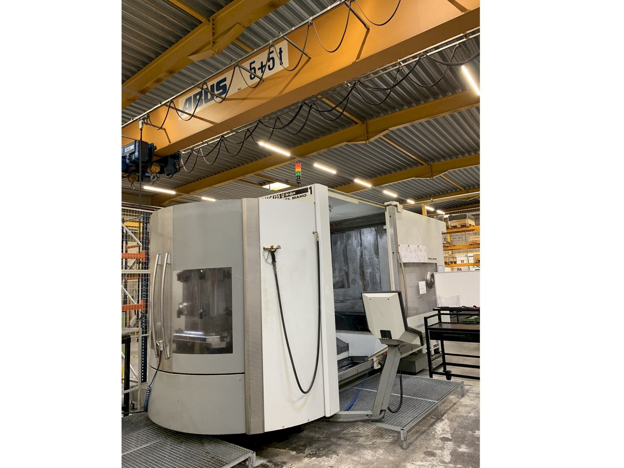 A DECKEL MAHO DMC 125 U hy-dyn  gép elölnézete