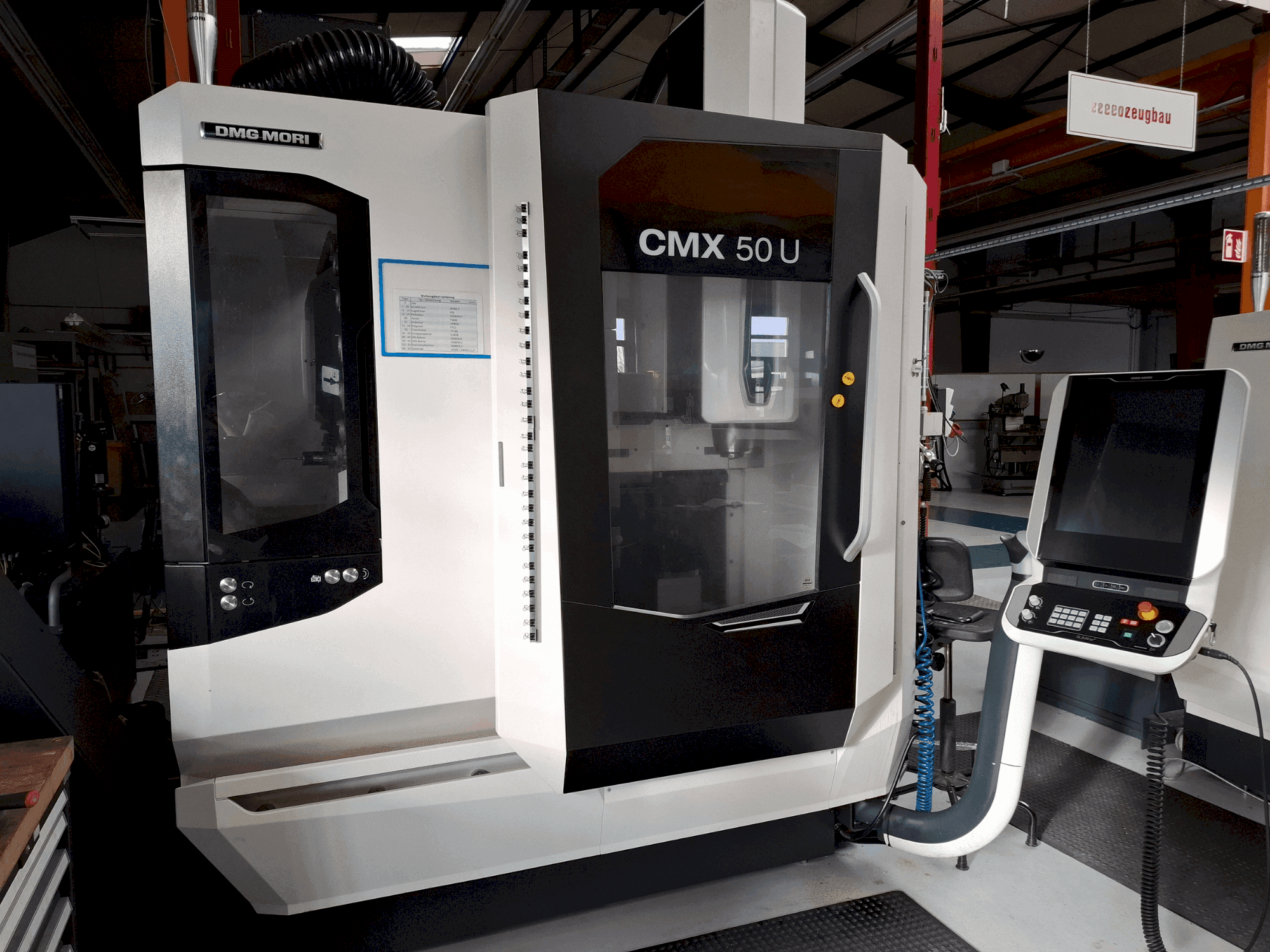 A DMG MORI CMX 50U gép elölnézete