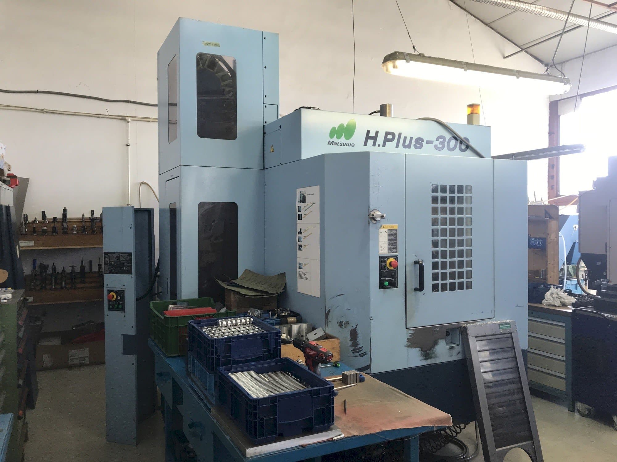 A Matsuura H.PLUS-300 gép elölnézete