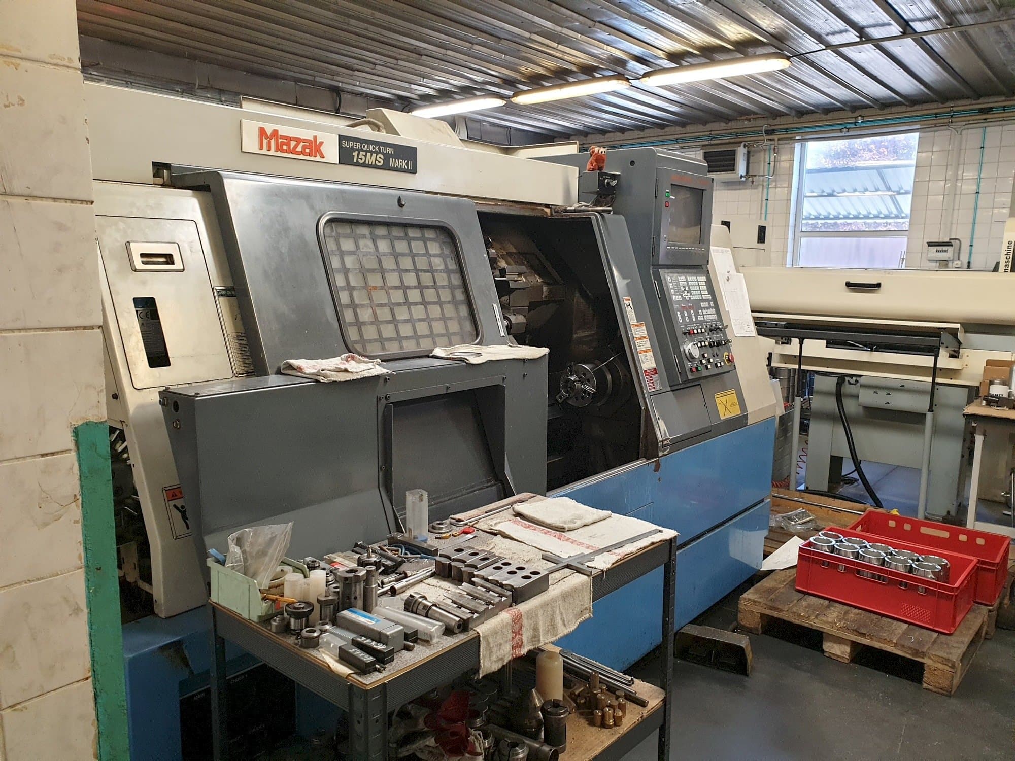 A Mazak SQT 15MS gép elölnézete