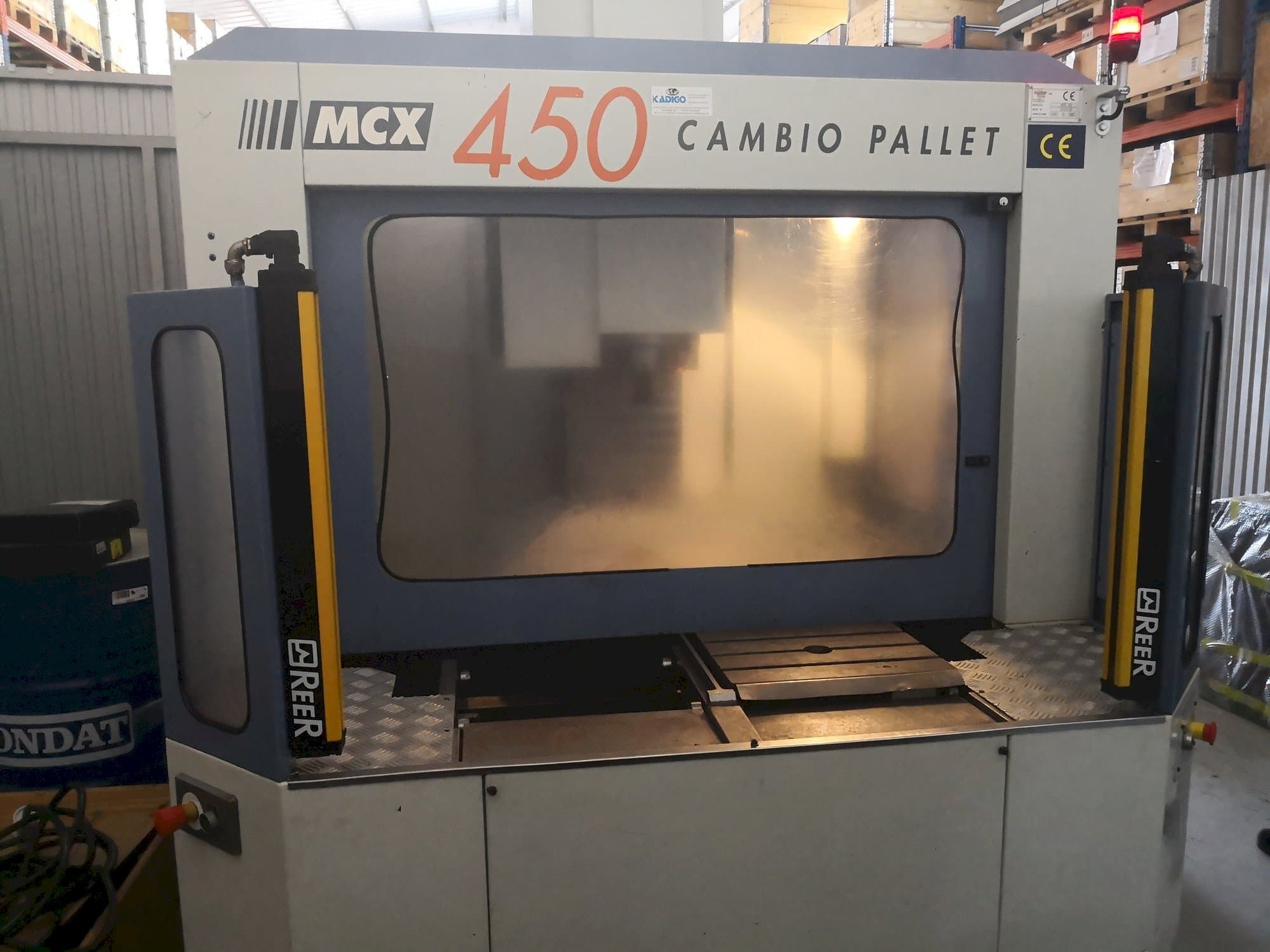 A FAMUP MCX 450 gép elölnézete