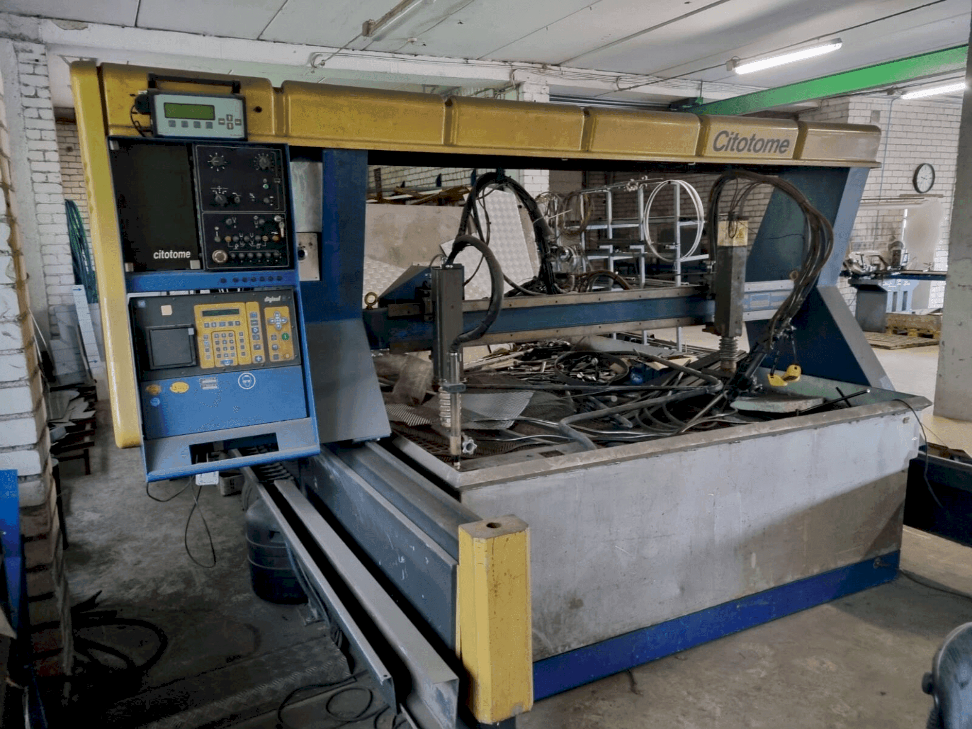 A Citizen CPM 100R gép elölnézete