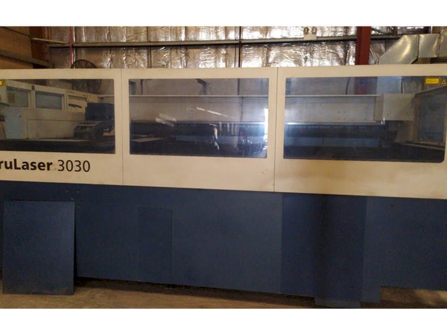 A Trumpf TruLaser 3030 gép elölnézete