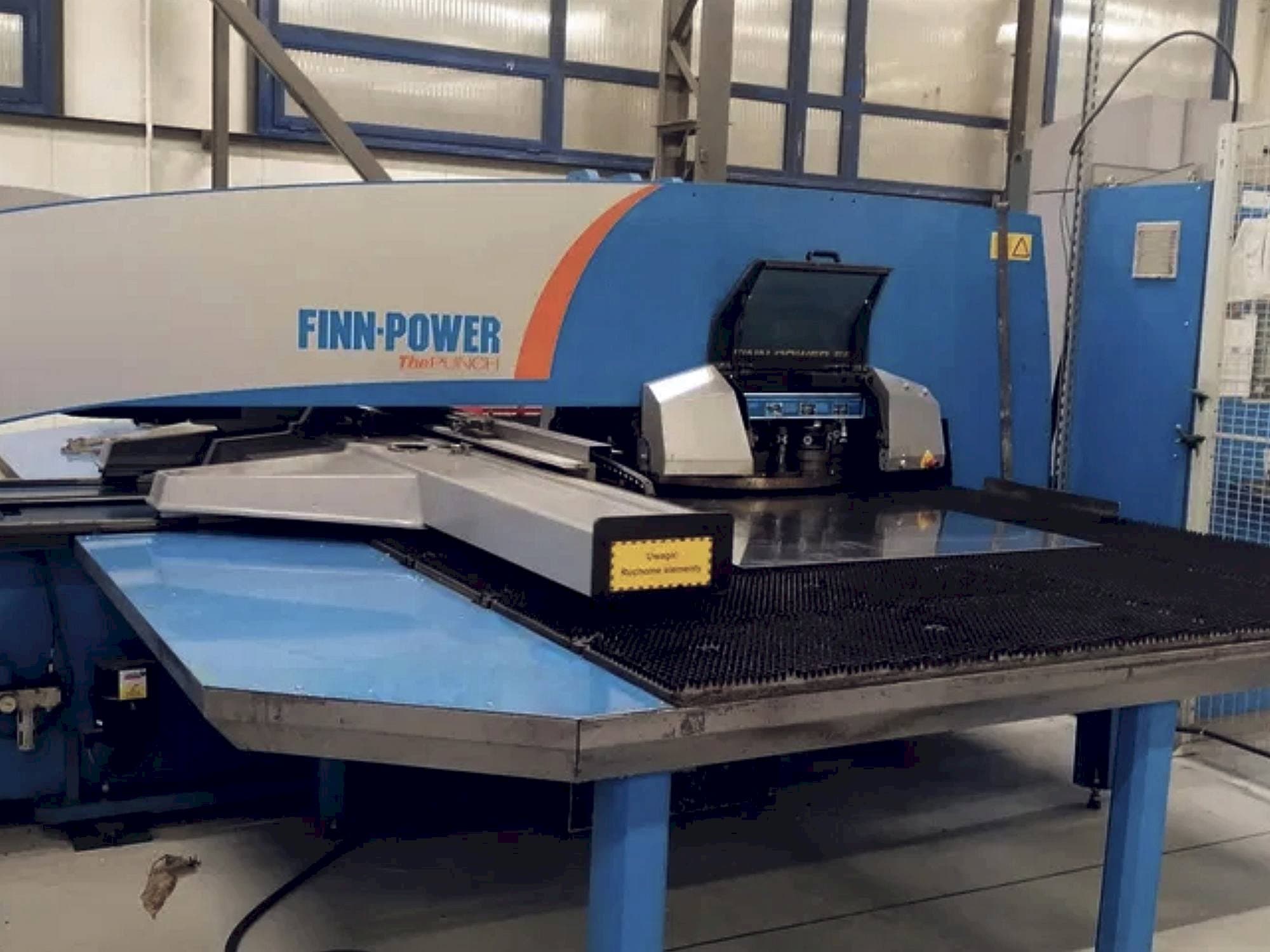 A Finn-Power E5x gép elölnézete