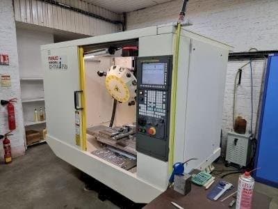 A FANUC ROBODRILL α-T14iFib gép jobb oldali nézete