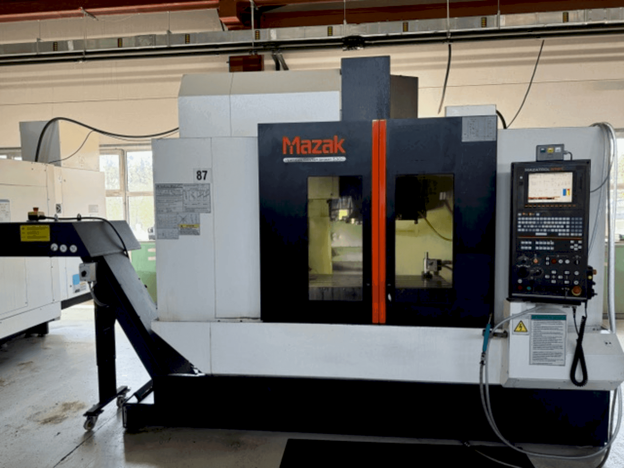 A Mazak VCS530C gép elölnézete