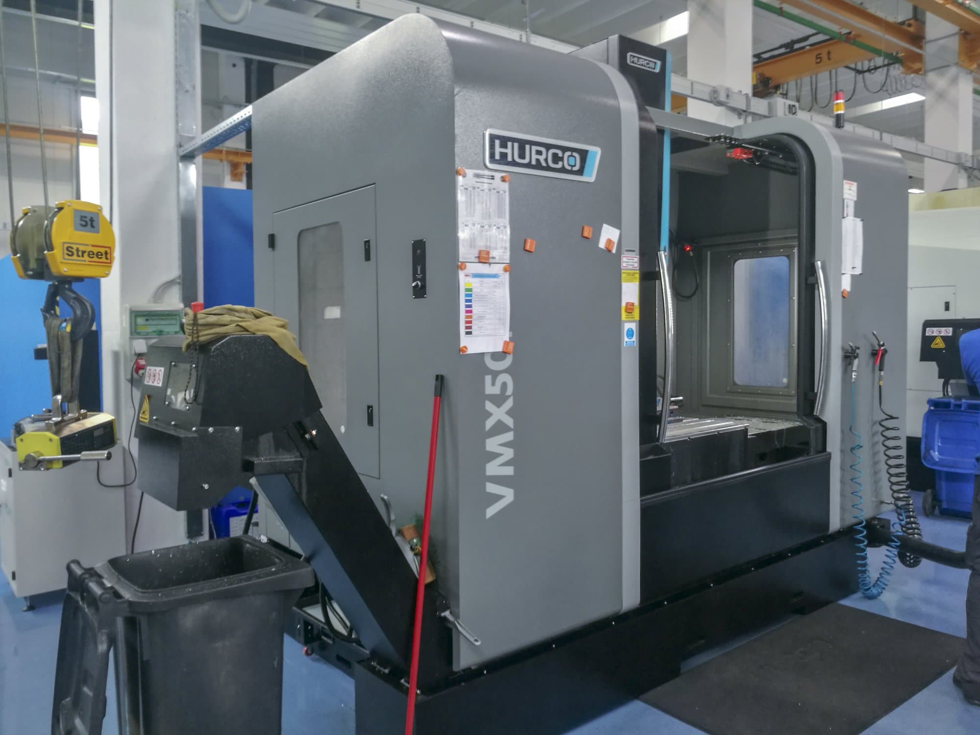 A Hurco VMX 50i gép bal oldali nézete