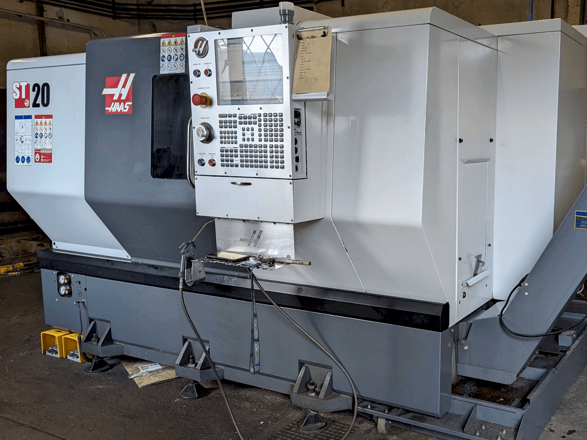 A HAAS ST-20 gép elölnézete