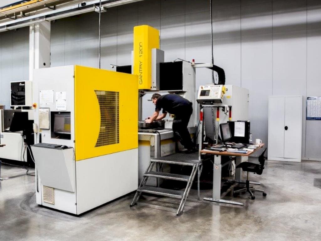 A OPS-INGERSOLL Gantry 1200 gép elölnézete