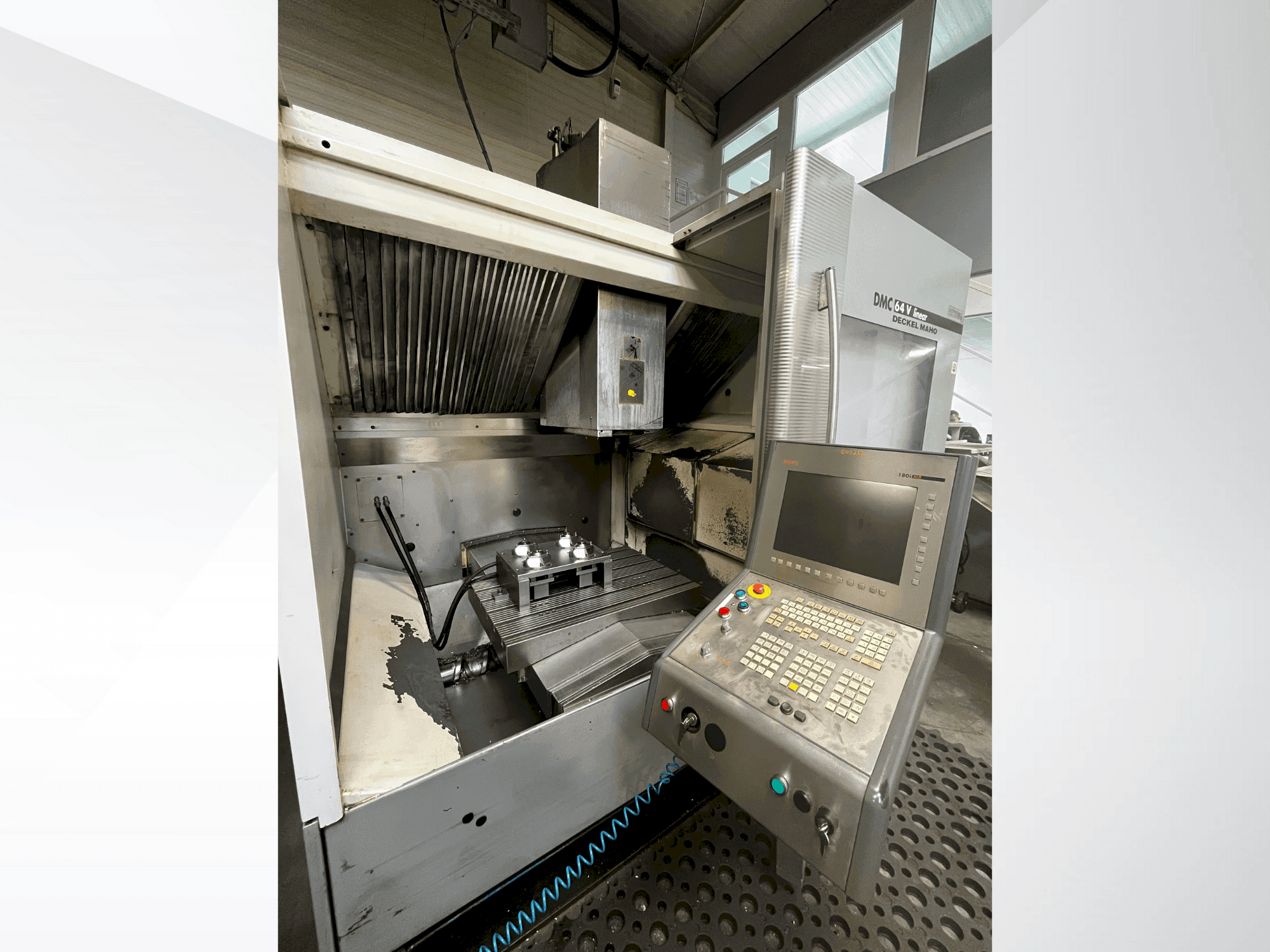 A DMG DECKEL MAHO DMC 64V linear gép elölnézete