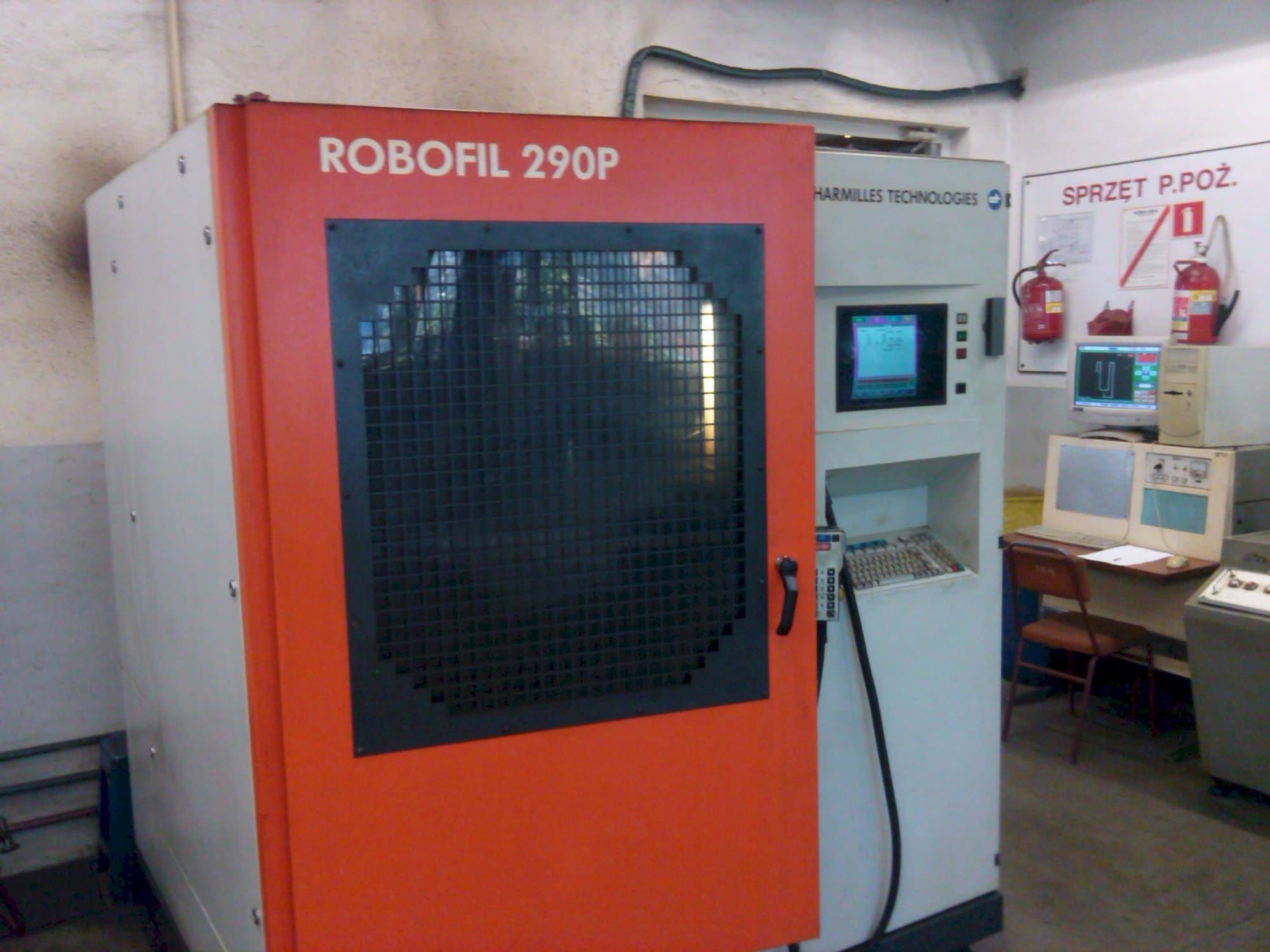 A CHARMILLES Robofil 290 P gép elölnézete