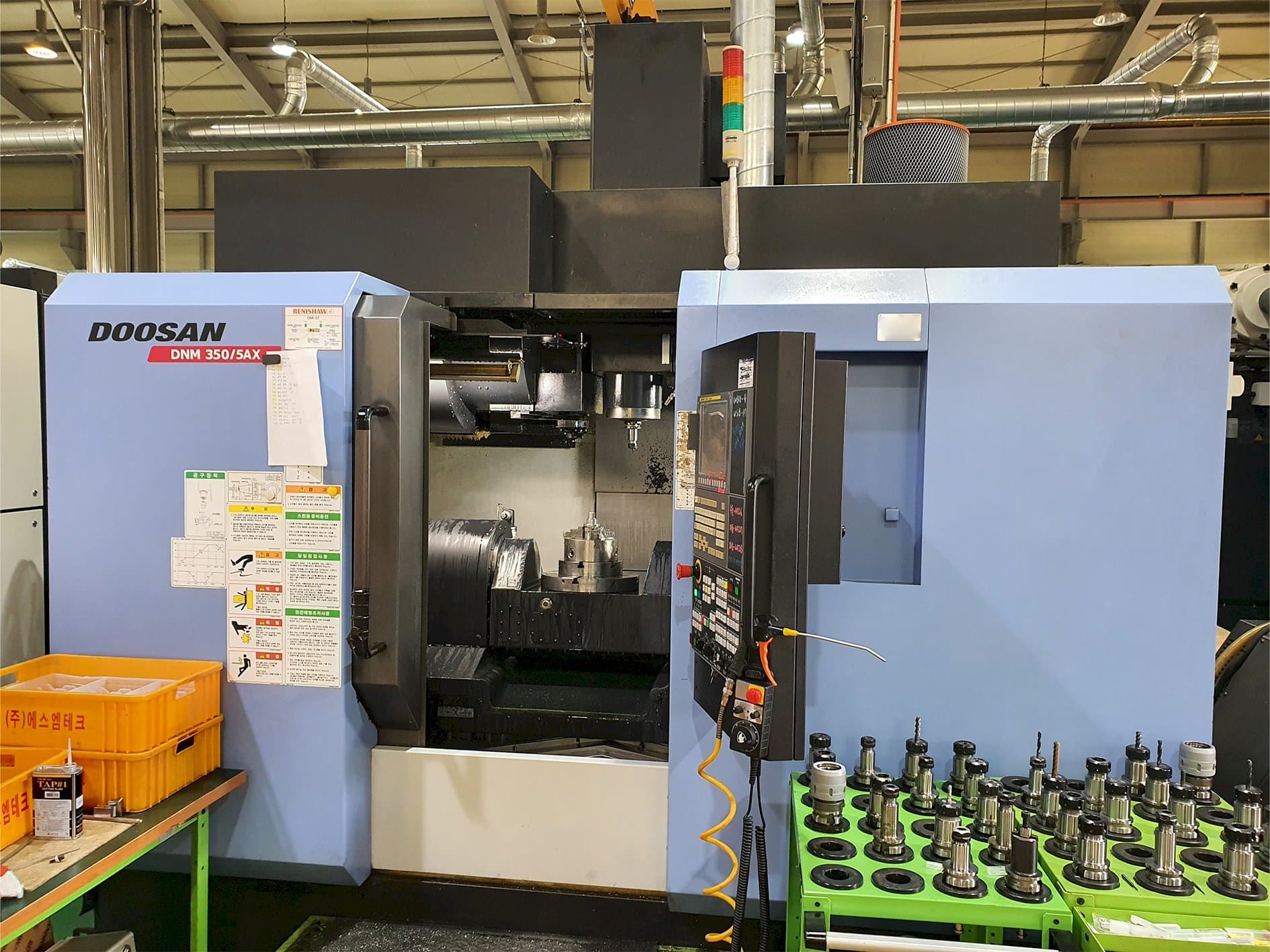 A Doosan DNM350/5AX gép elölnézete
