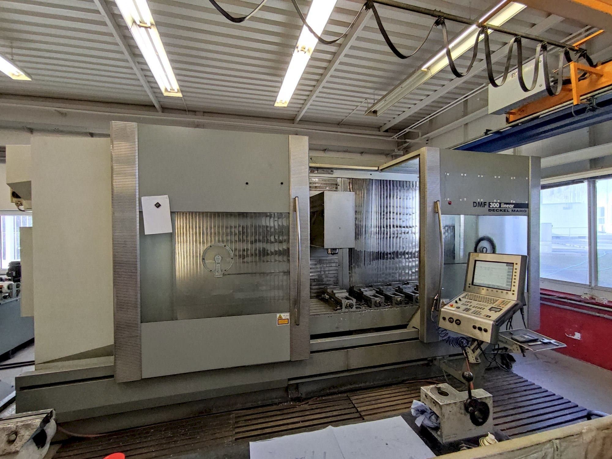 A DECKEL MAHO DMF 300 linear gép elölnézete