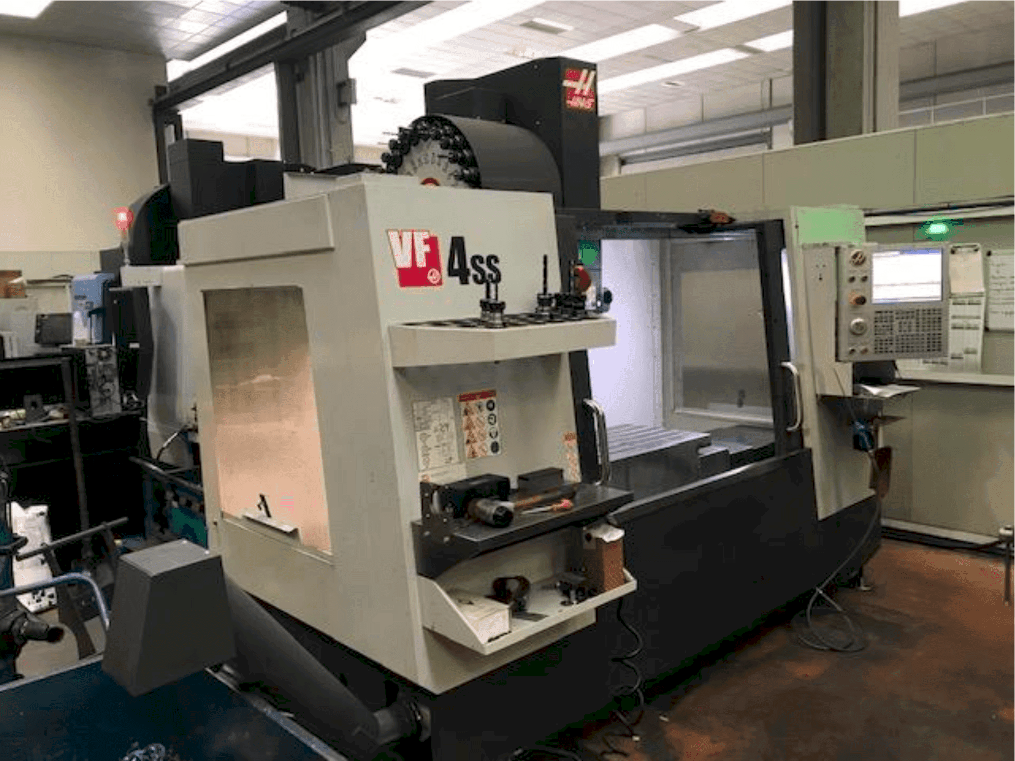 A HAAS VF 4 SS gép oldalnézete
