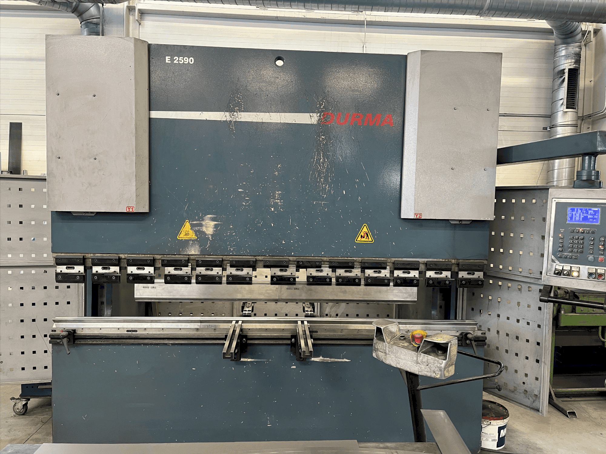 A Durma E 2590 gép elölnézete